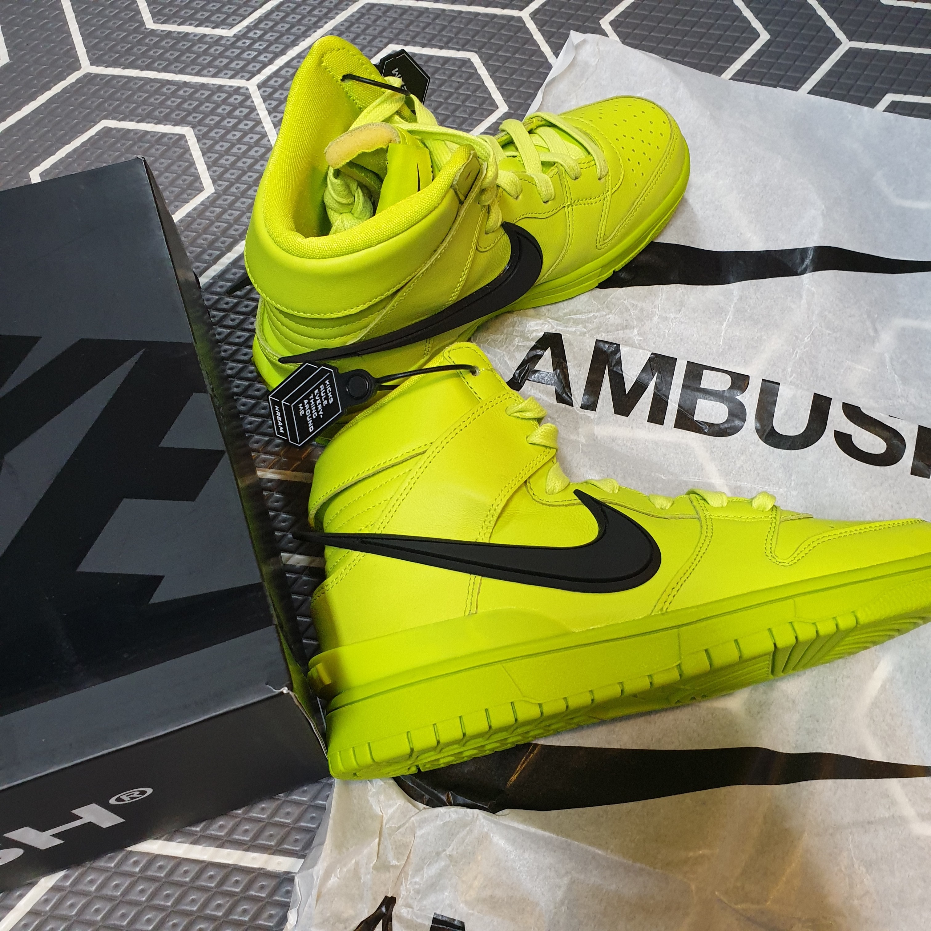 Nike x Ambush Dunk High Flash Lime 착용 스타일 - 2