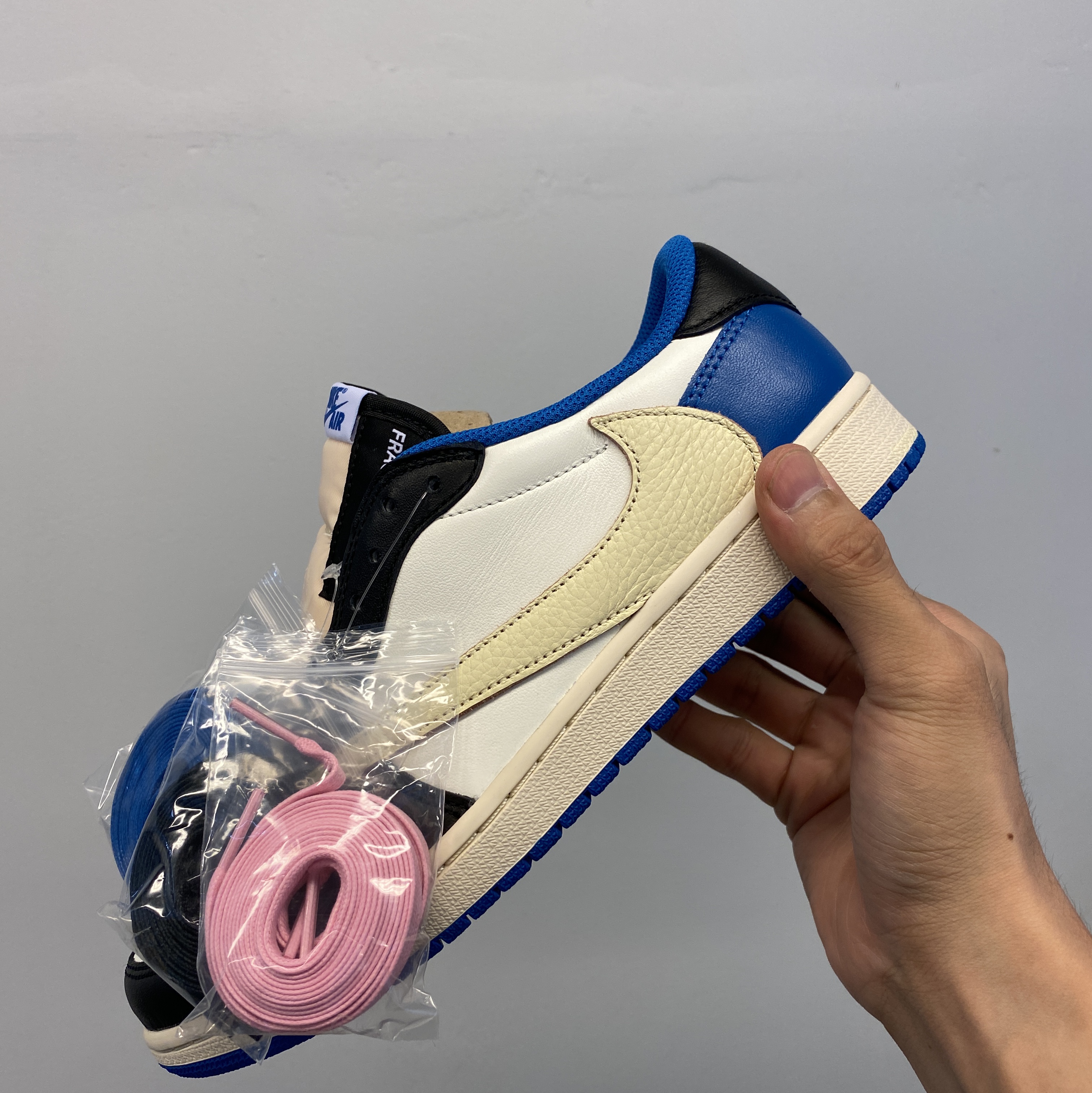 Jordan 1 x Travis Scott x Fragment Retro Low OG SP Military Blue 착용 스타일 - 1