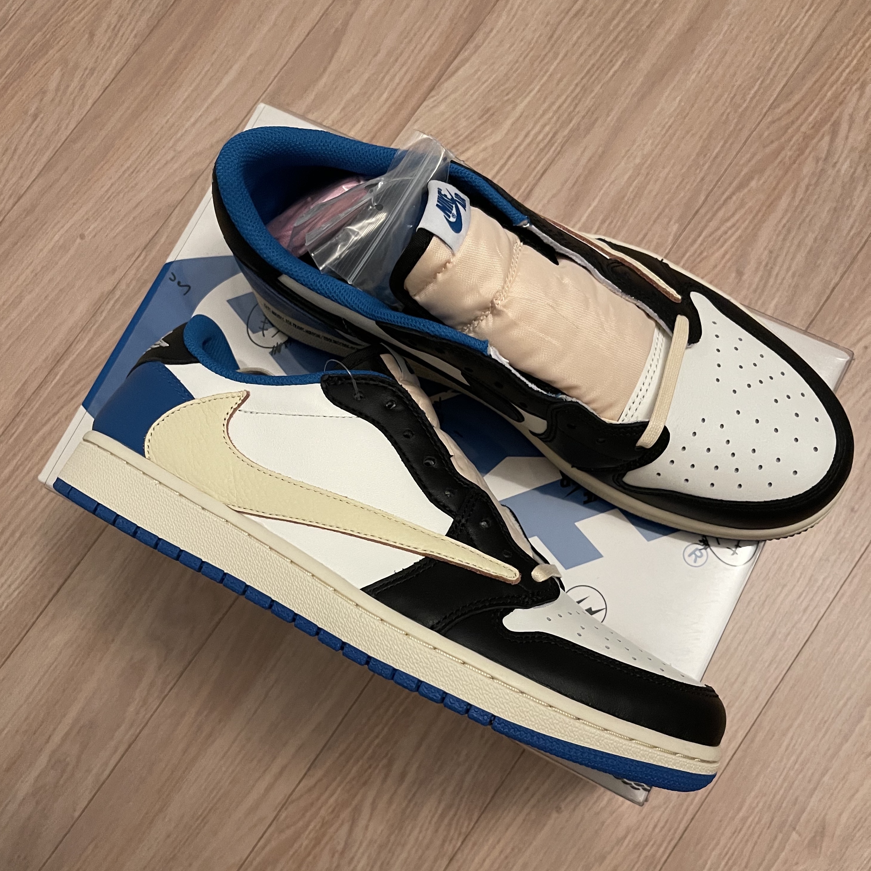 Jordan 1 x Travis Scott x Fragment Retro Low OG SP Military Blue 착용 스타일 - 3