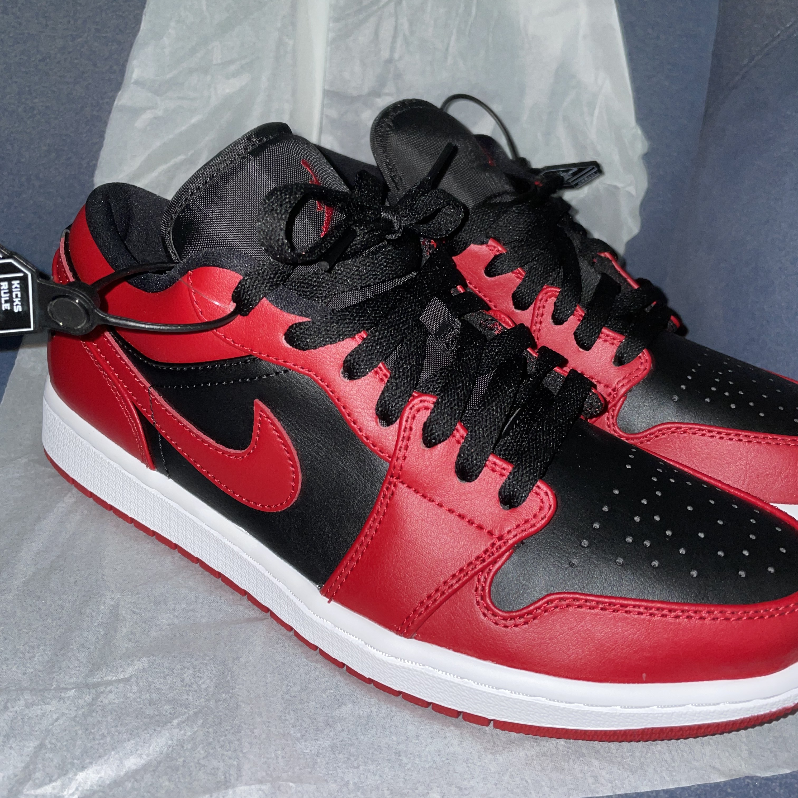 Jordan 1 Low Varsity Red 착용 스타일 - 3