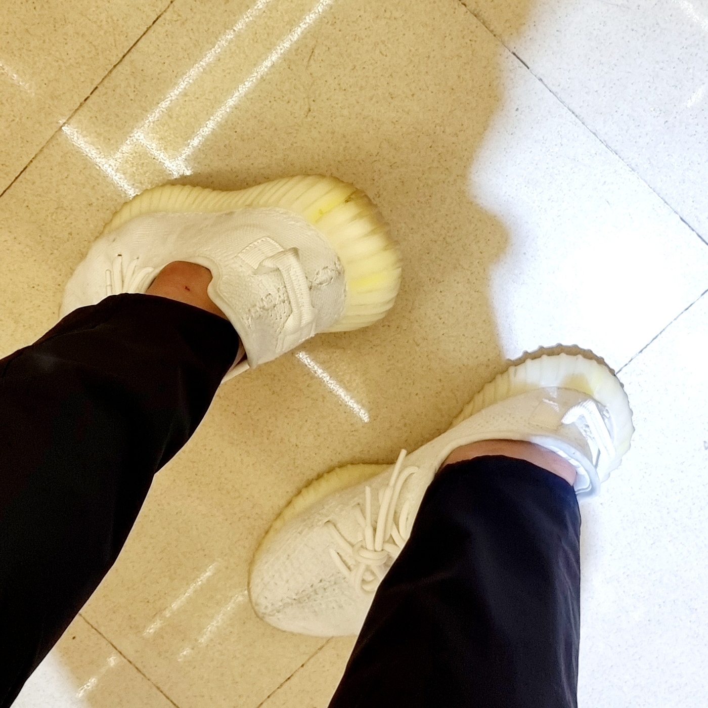 Adidas Yeezy Boost 350 V2 Cream/Triple White 착용 스타일