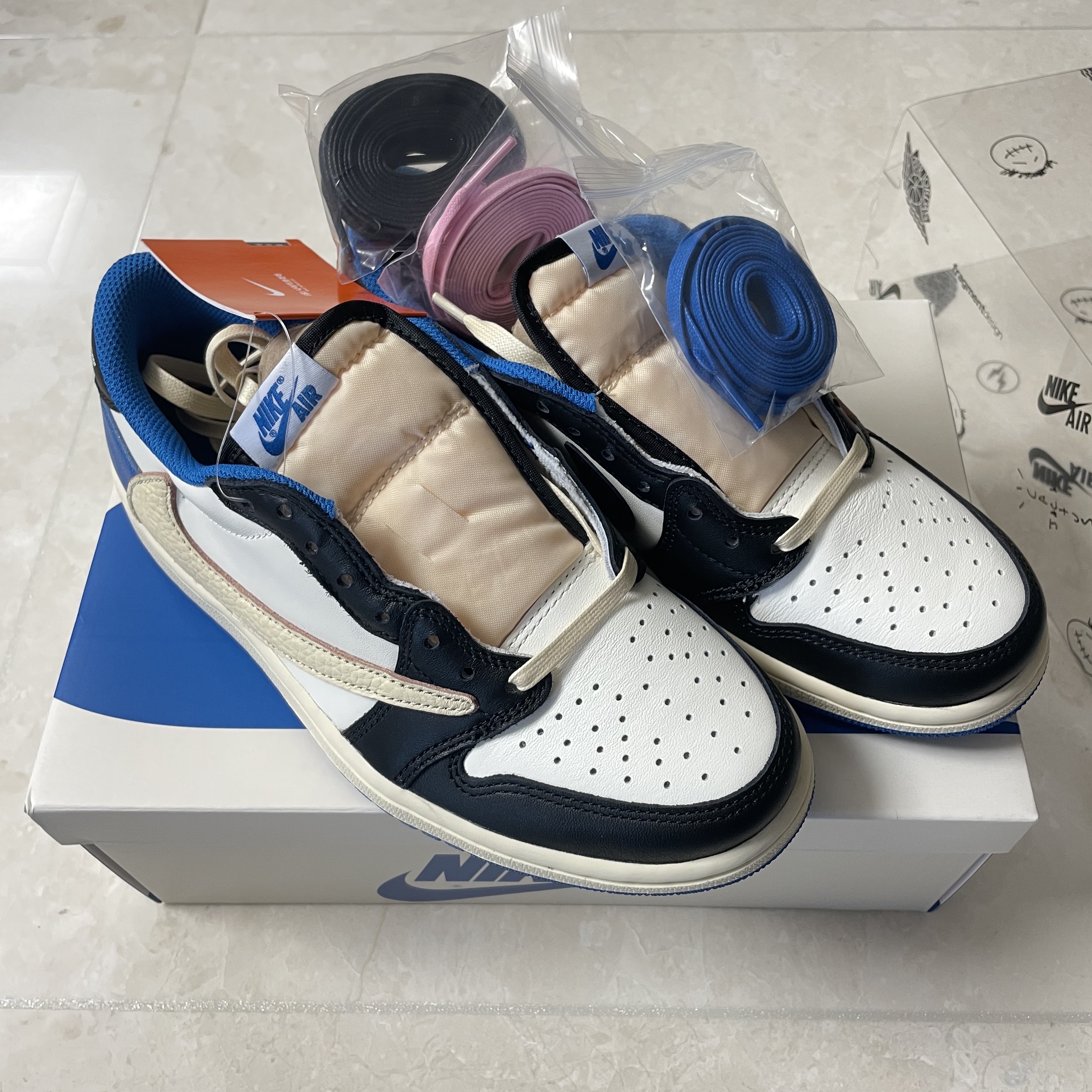 Jordan 1 x Travis Scott x Fragment Retro Low OG SP Military Blue, Jordan 6 x Travis Scott Retro SP British Khaki 착용 스타일 - 1