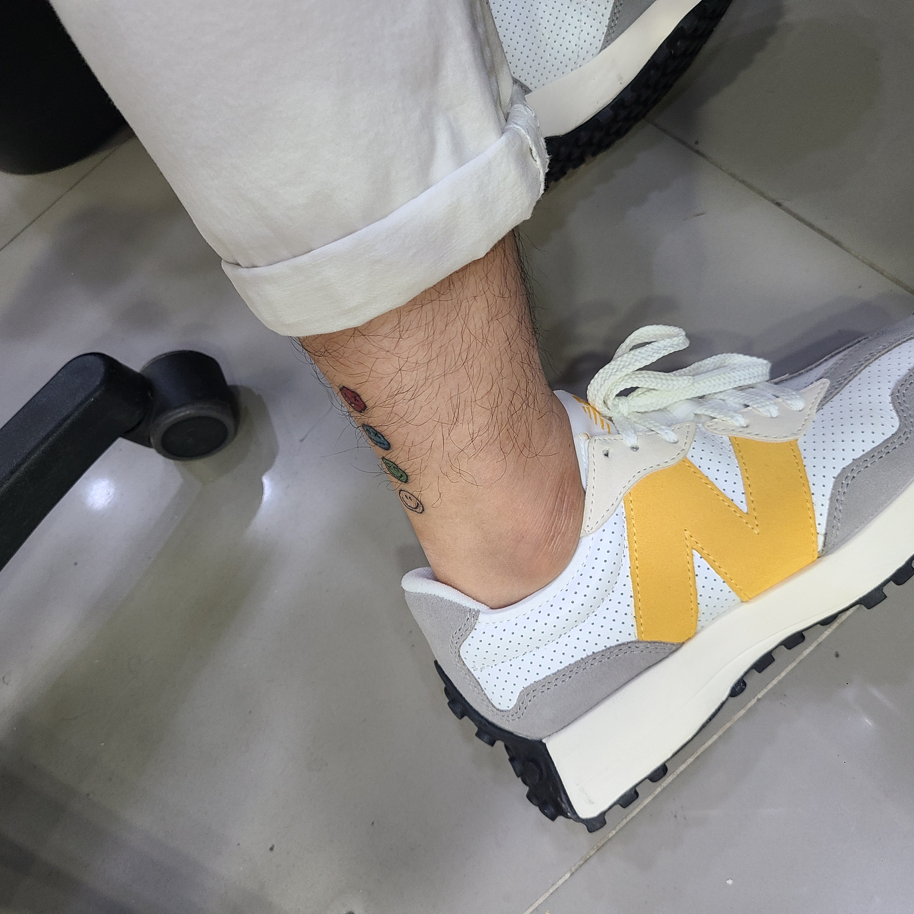 New Balance 327 Grey Yellow - JD Sports Exclusive 착용 스타일 - 2