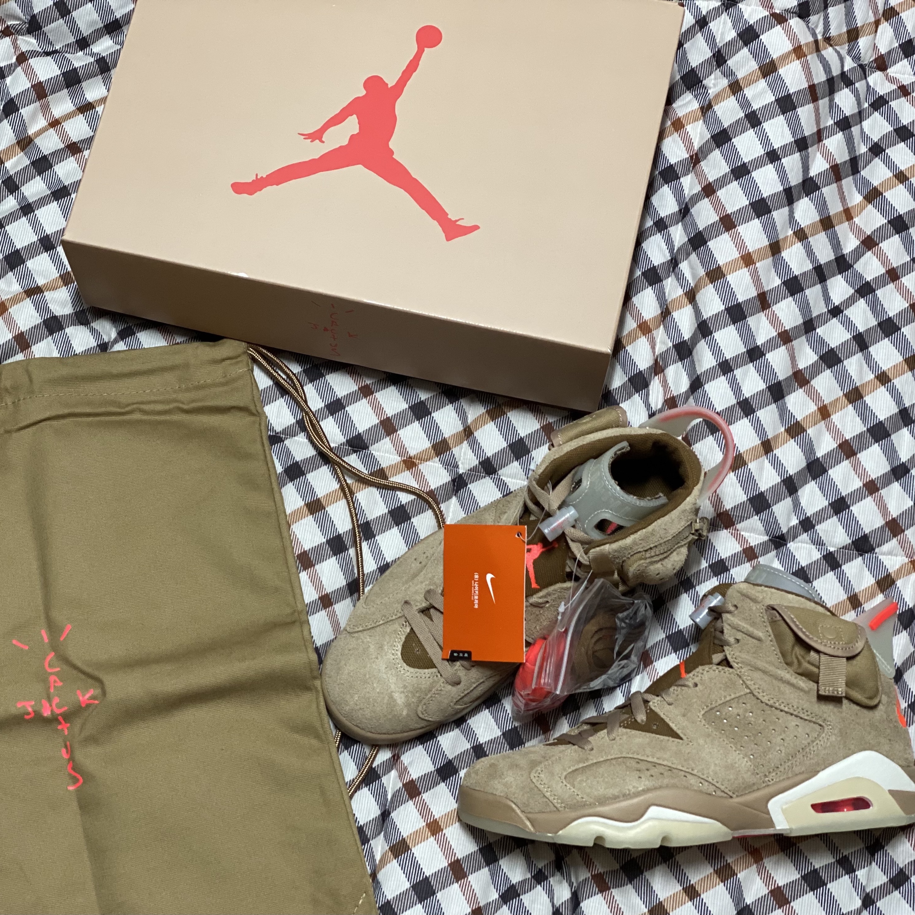Jordan 6 x Travis Scott Retro SP British Khaki 착용 스타일 - 5
