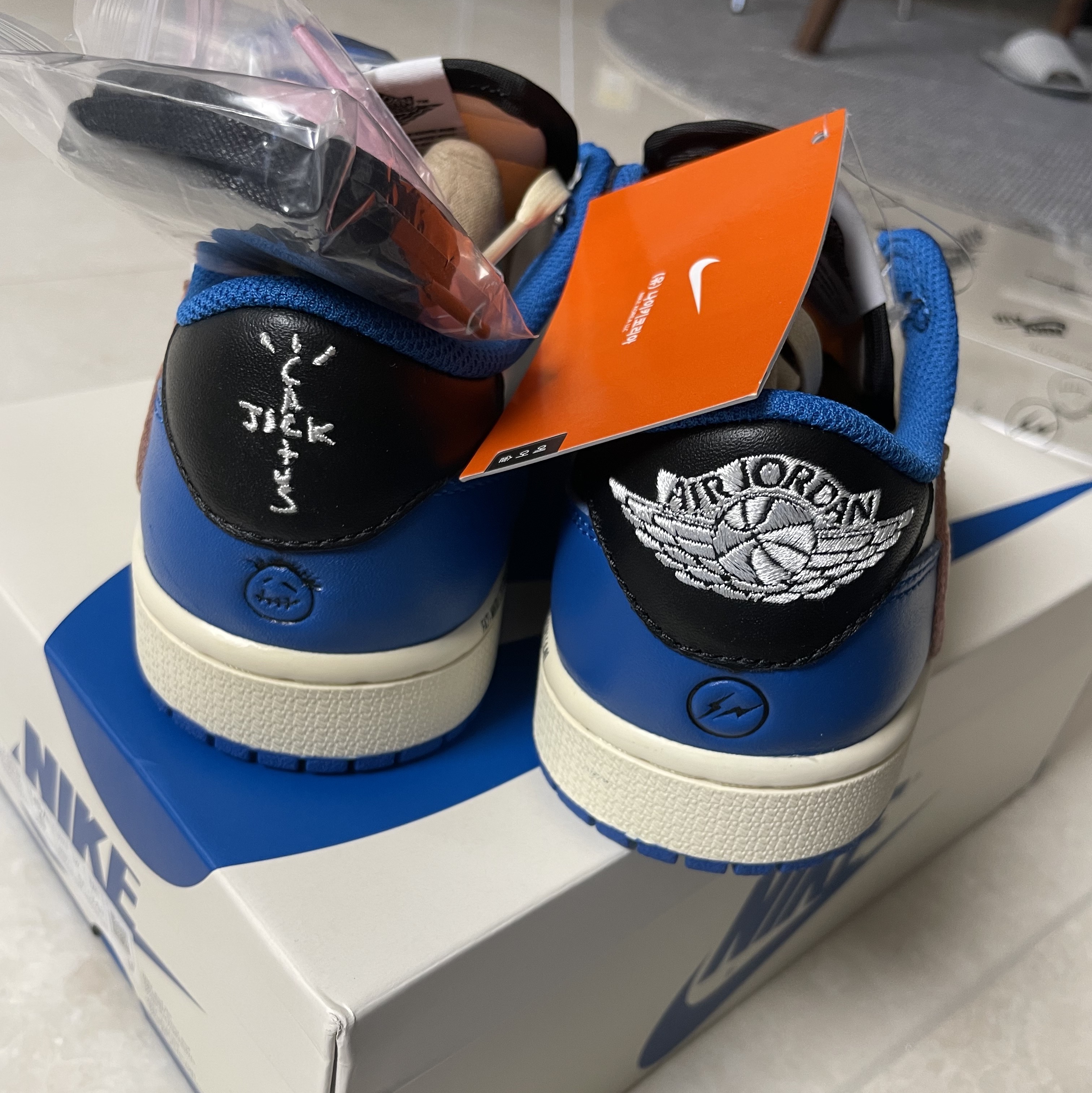 Jordan 1 x Travis Scott x Fragment Retro Low OG SP Military Blue, Jordan 6 x Travis Scott Retro SP British Khaki 착용 스타일 - 2