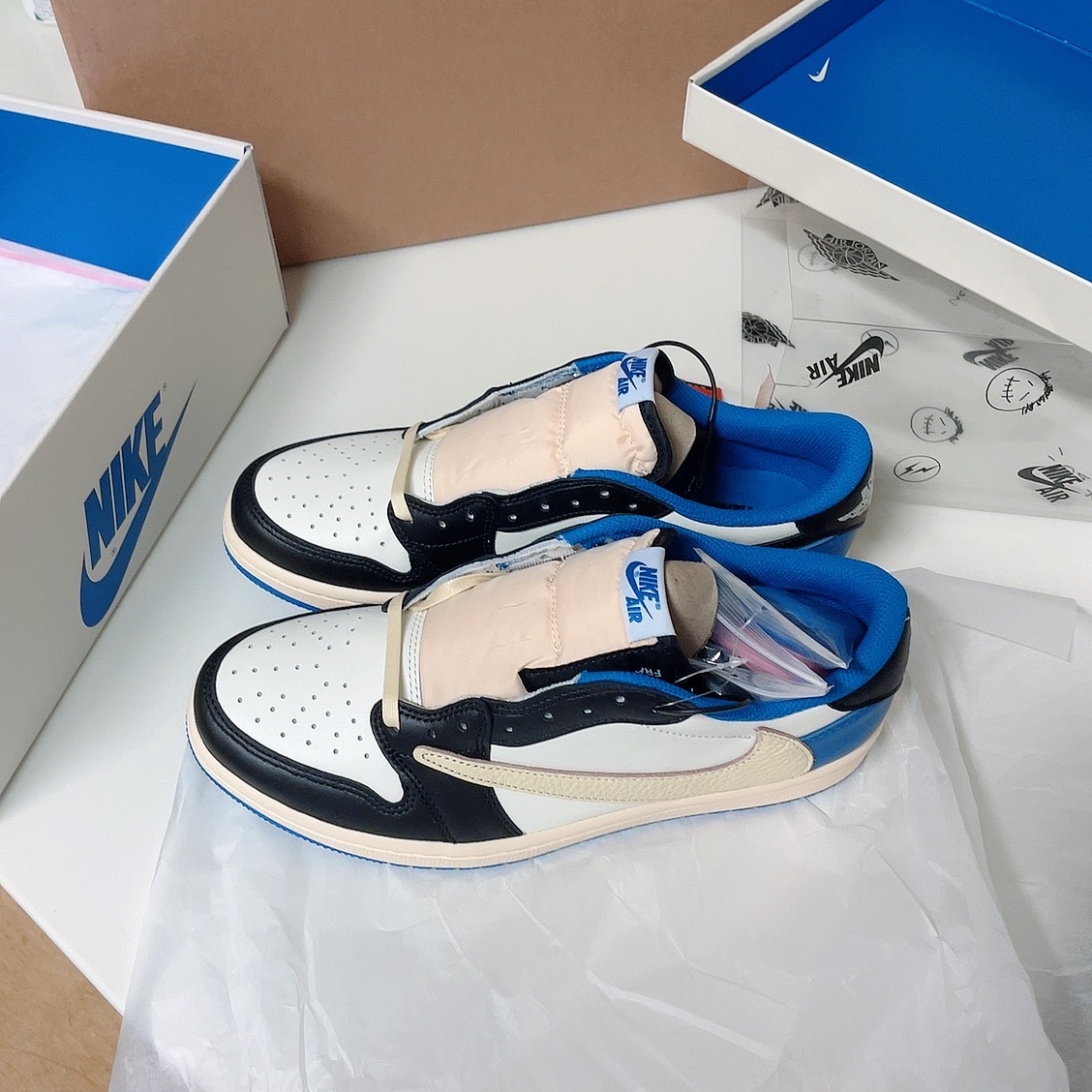 Jordan 1 x Travis Scott x Fragment Retro Low OG SP Military Blue 착용 스타일 - 1