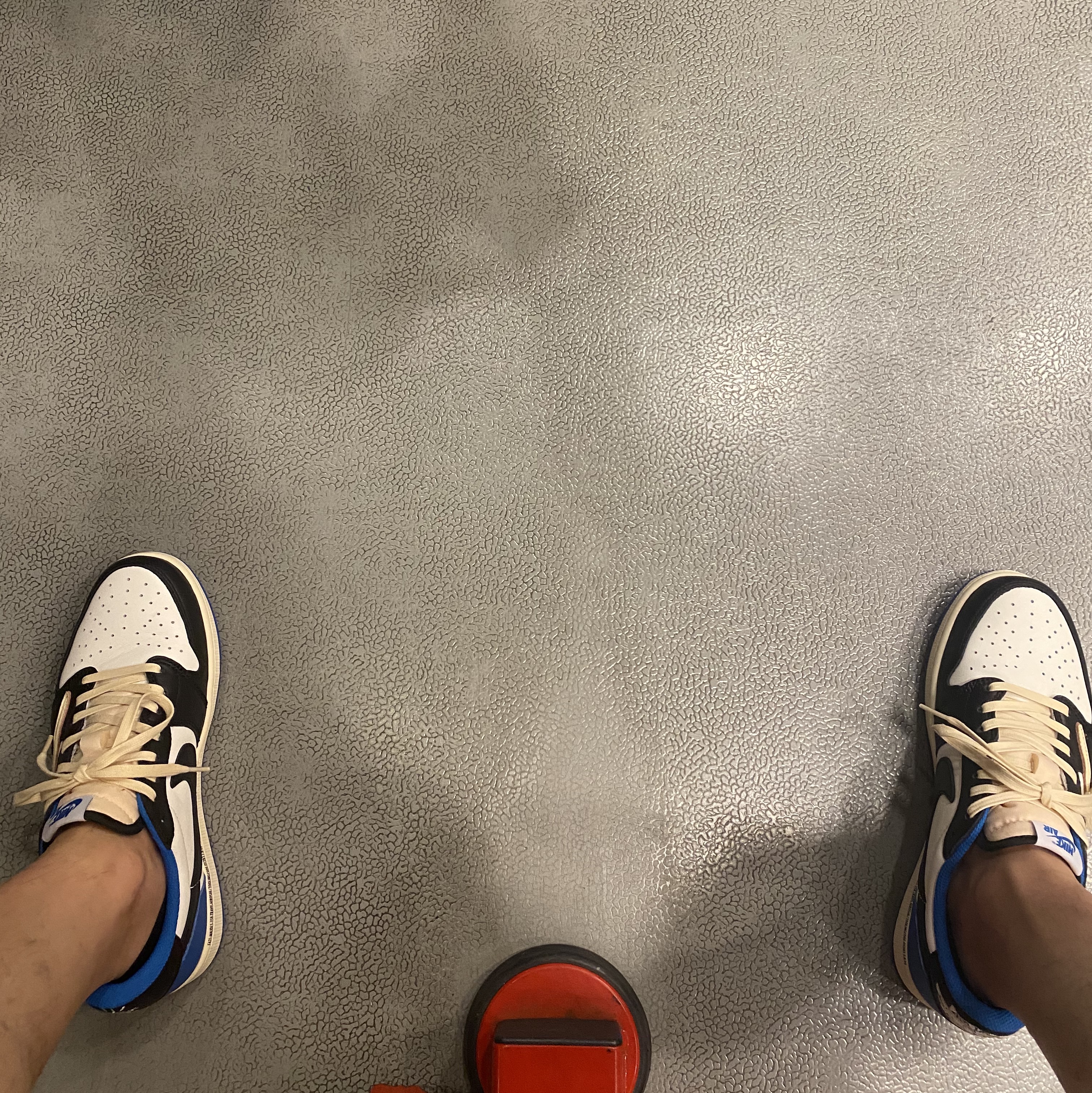 Jordan 1 x Travis Scott x Fragment Retro Low OG SP Military Blue 착용 스타일 - 3