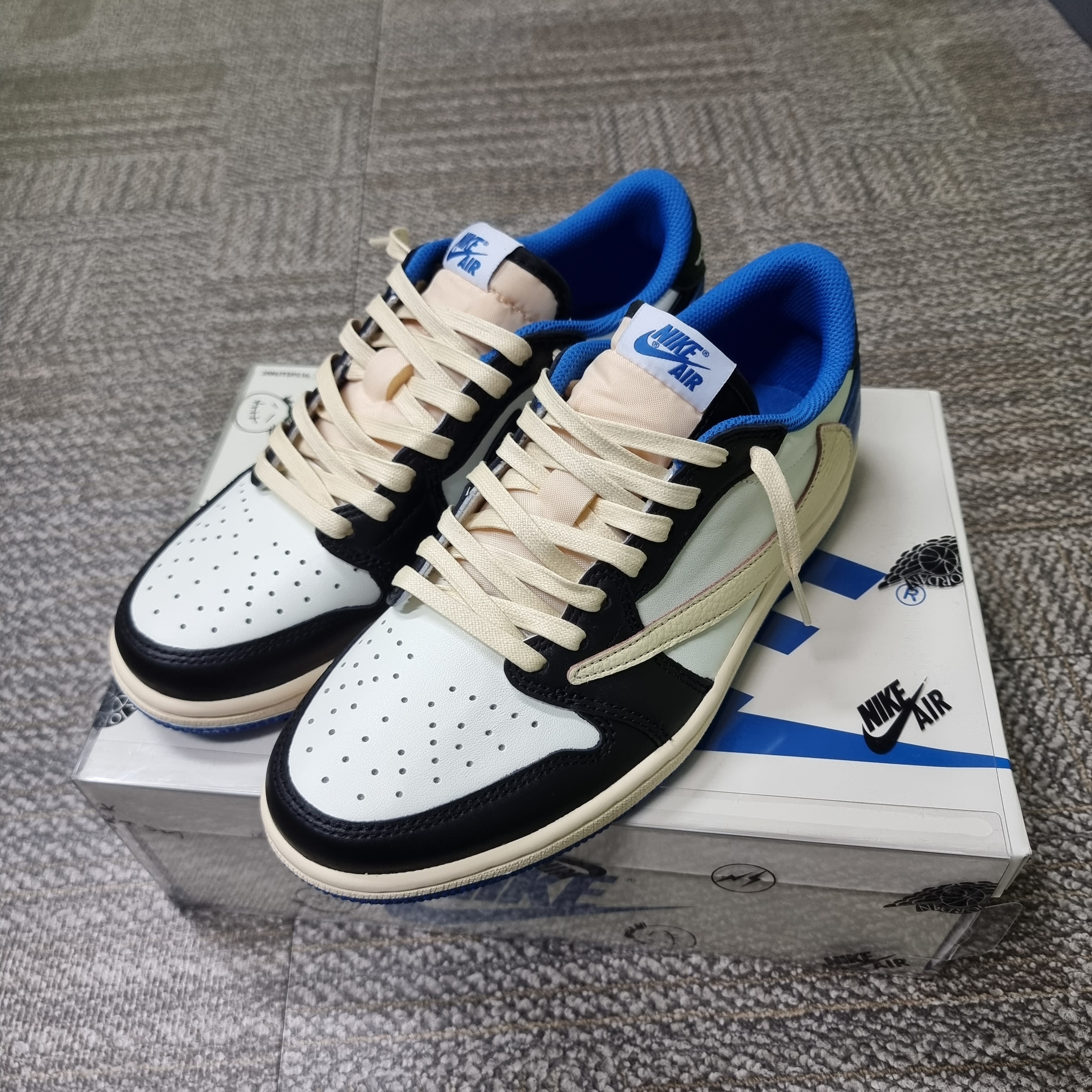Jordan 1 x Travis Scott x Fragment Retro Low OG SP Military Blue, Nike x Sacai VaporWaffle Royal Fuchsia 착용 스타일 - 2