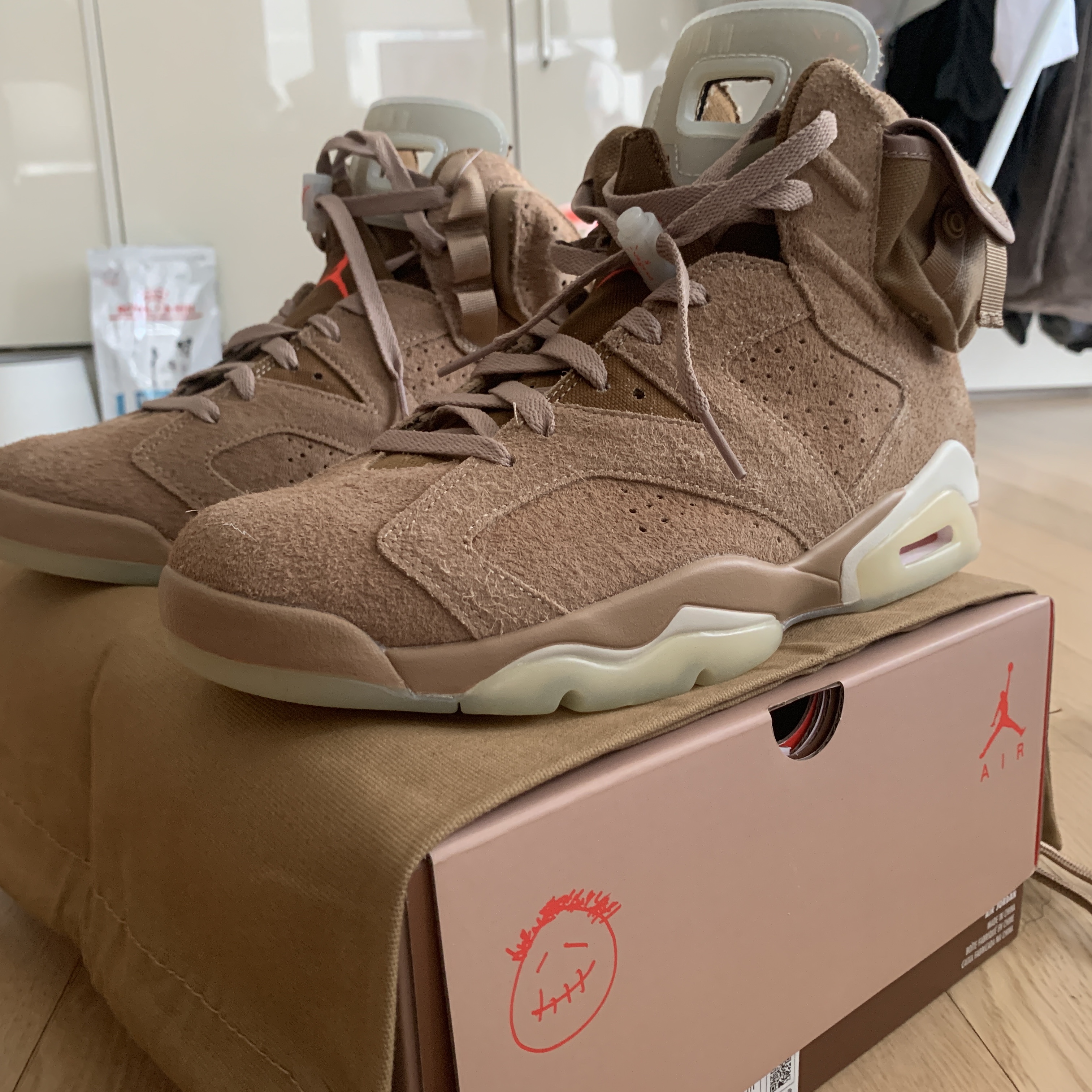 Jordan 6 x Travis Scott Retro SP British Khaki 착용 스타일 - 1
