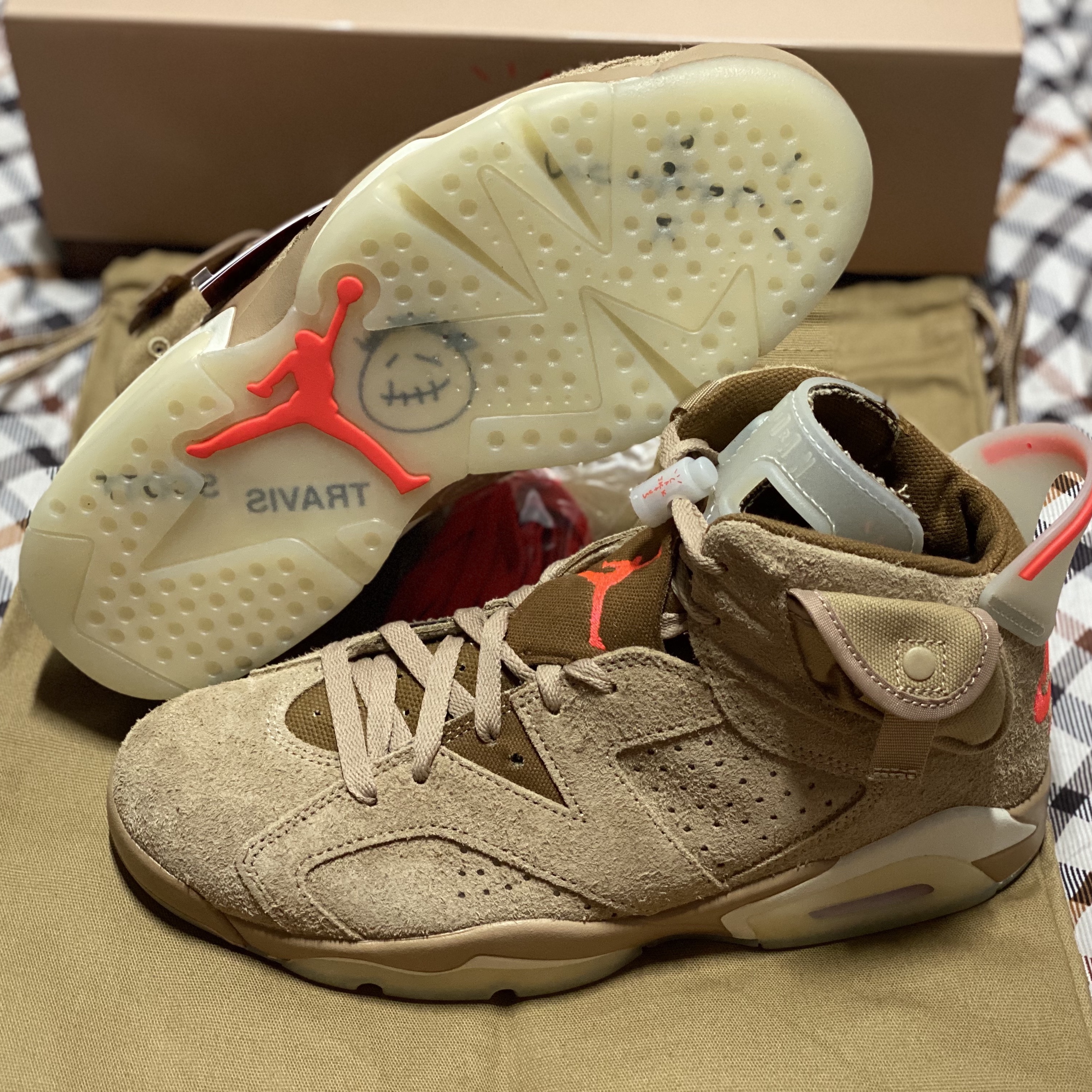 Jordan 6 x Travis Scott Retro SP British Khaki 착용 스타일 - 1