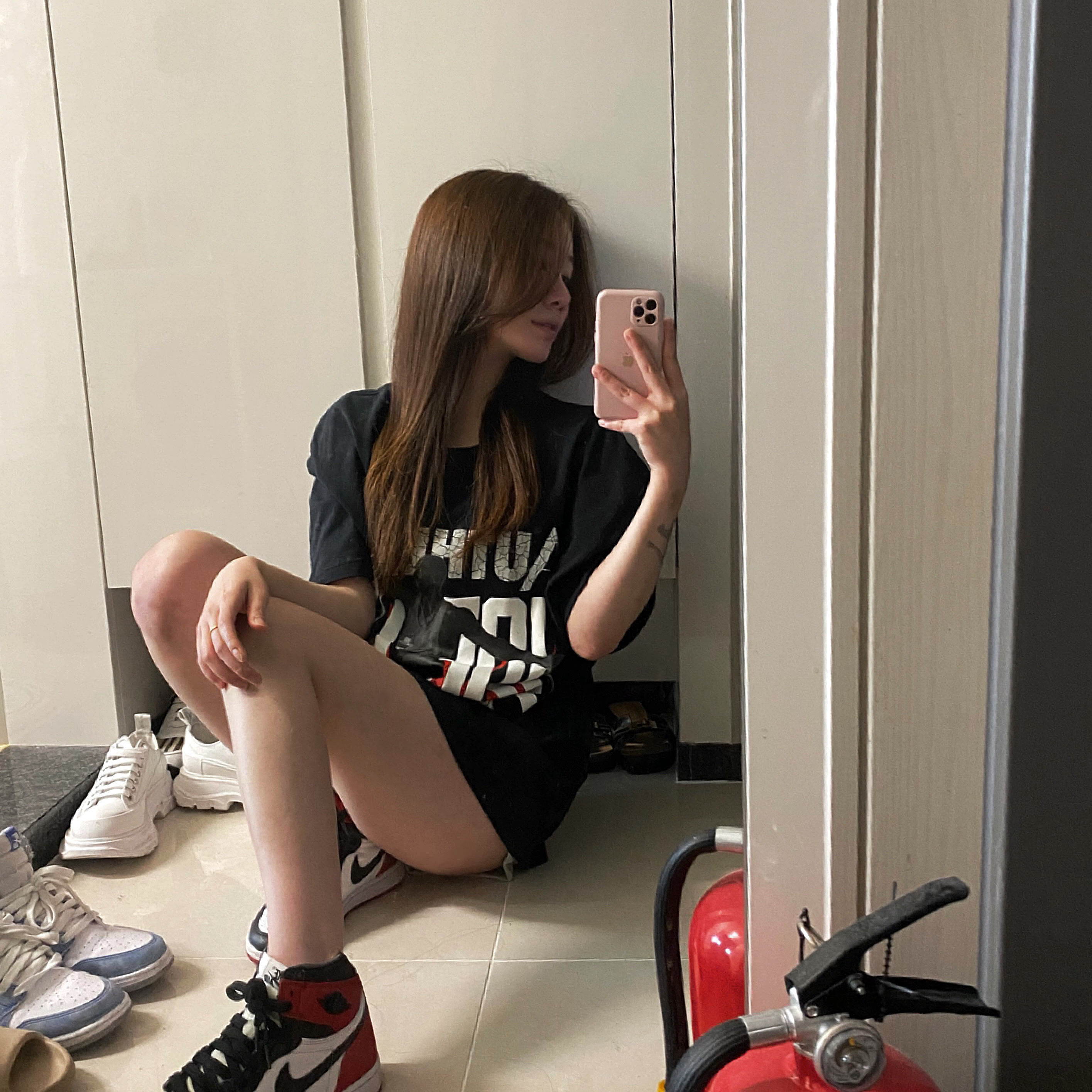 (W) Jordan x Aleali May Short Sleeve T-Shirt Black - Asia, (W) Jordan 1 Retro High Satin Black Toe 착용 스타일