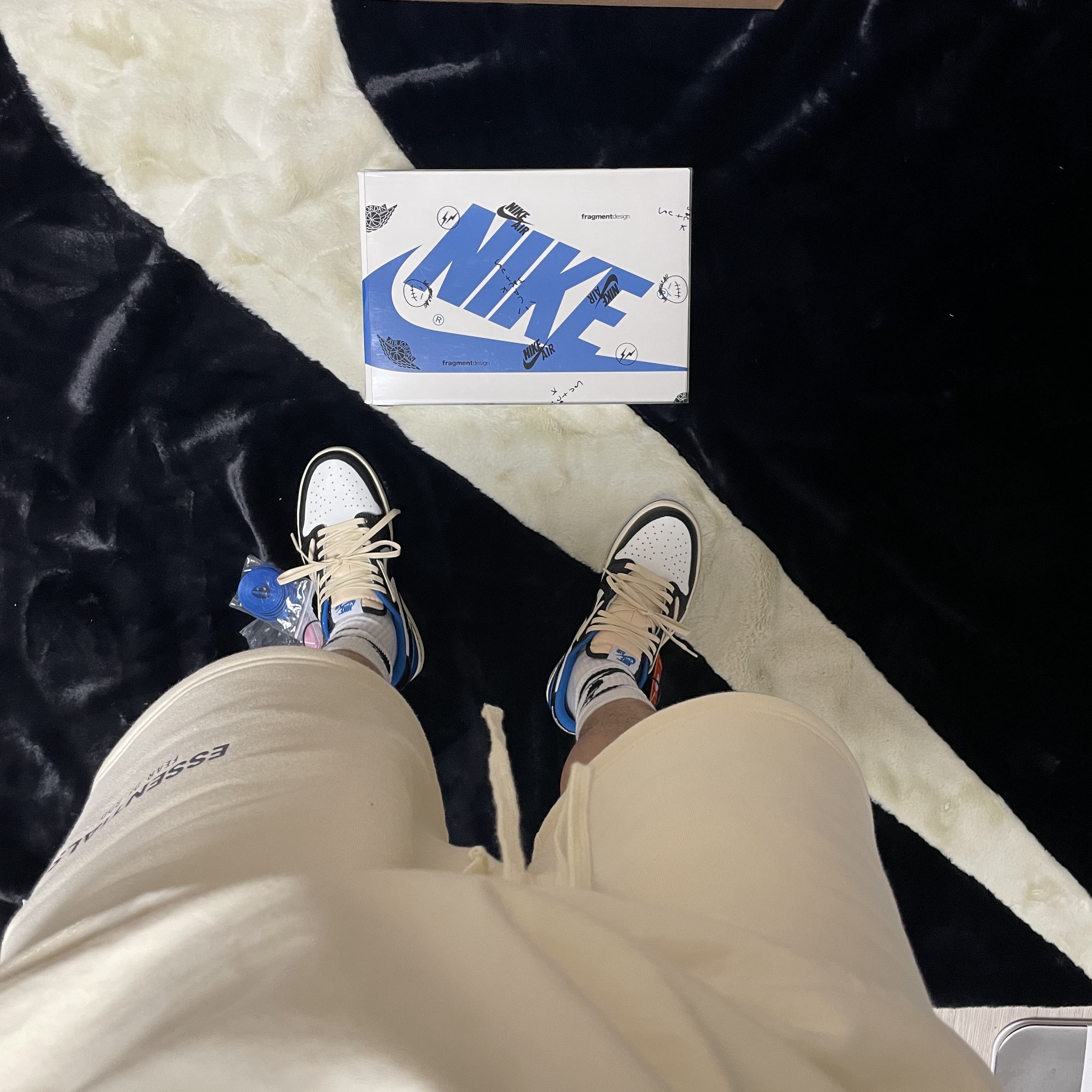 Jordan 1 x Travis Scott x Fragment Retro Low OG SP Military Blue, Essentials Sweatshorts Cream - 21SS 착용 스타일