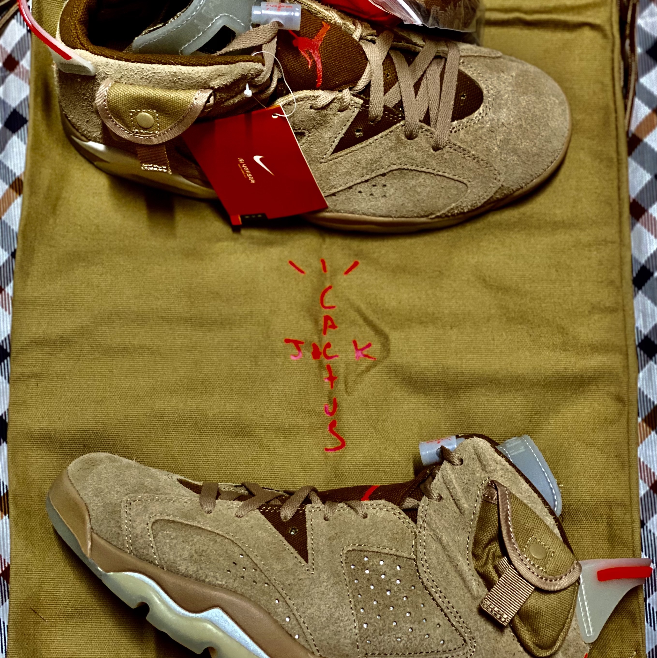 Jordan 6 x Travis Scott Retro SP British Khaki 착용 스타일 - 2