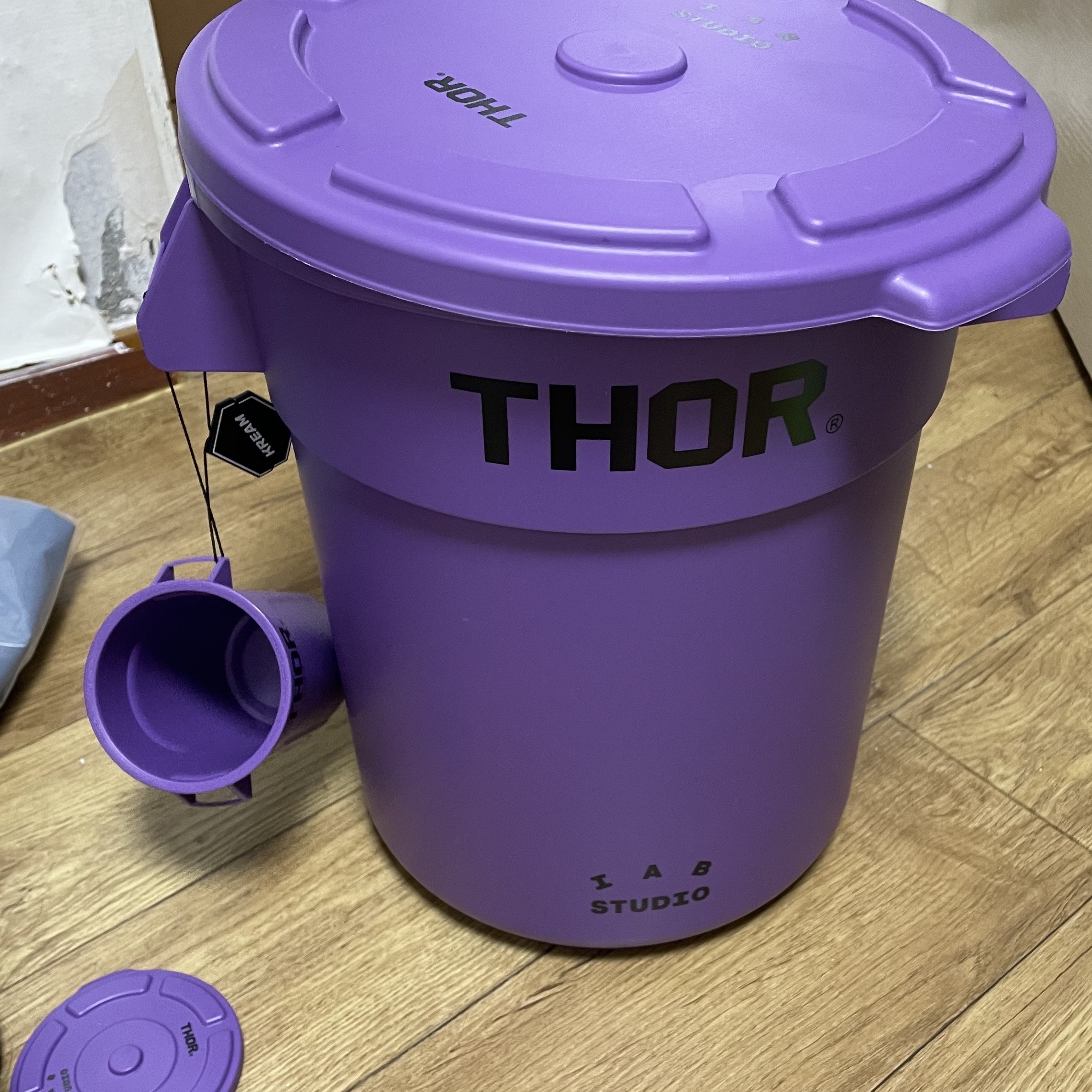 IAB Studio x Thor Set Purple 착용 스타일 - 1