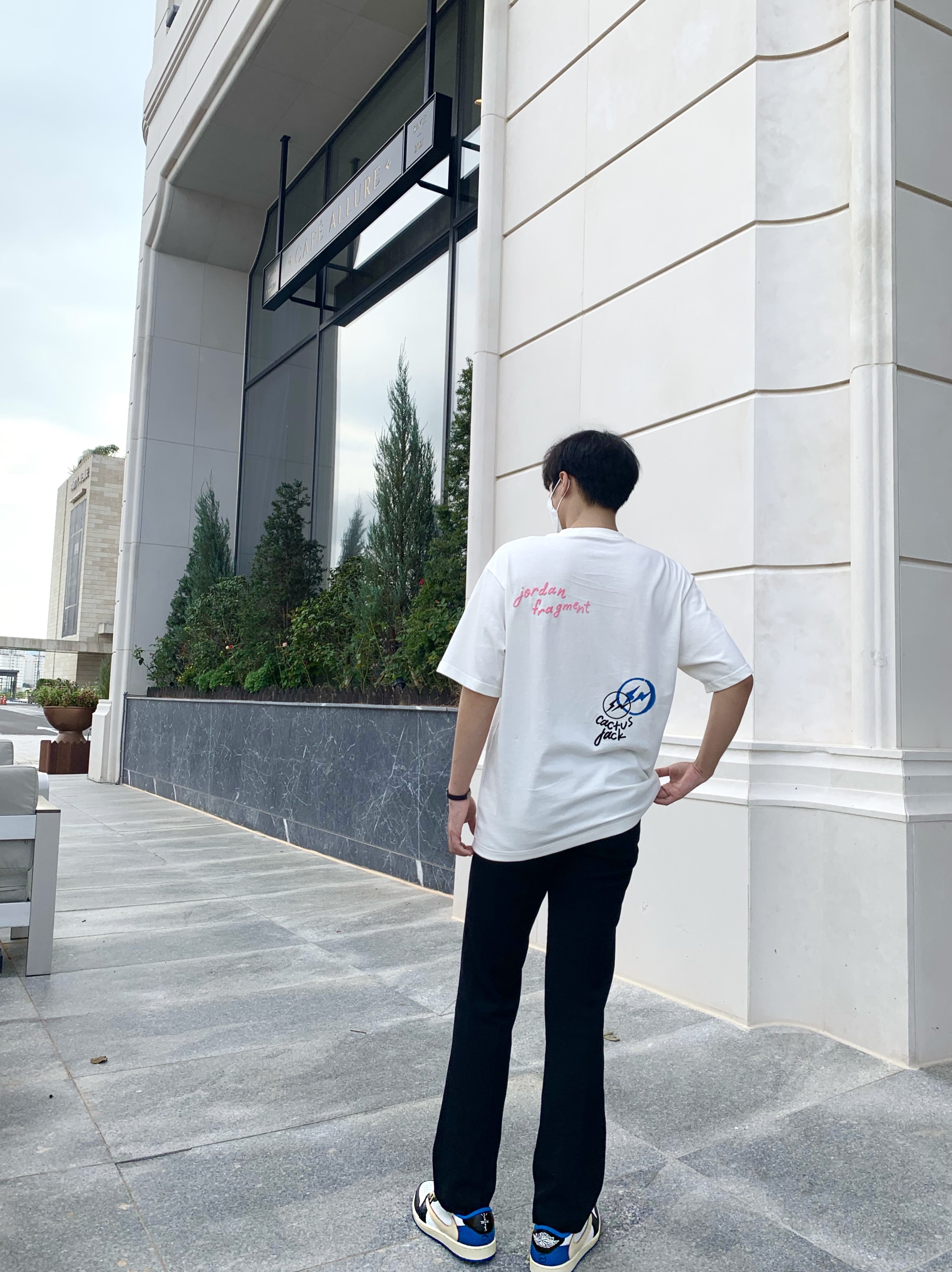 Jordan 1 x Travis Scott x Fragment Retro Low OG SP Military Blue, Jordan x Travis Scott x Fragment T-Shirt Sail (DJ0619-133) 착용 스타일 - 2