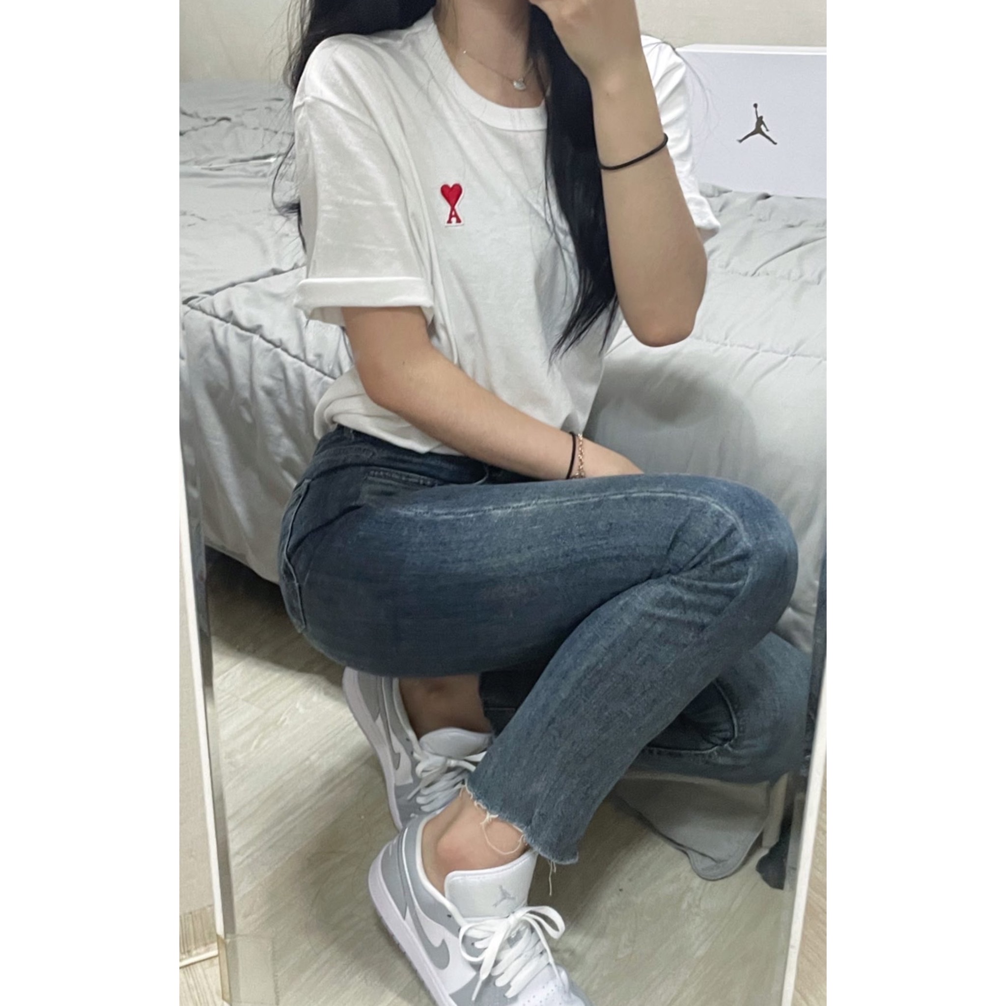 AMI de Coeur T-Shirt Black, (W) Jordan 1 Low White Wolf Grey 착용 스타일 - 1