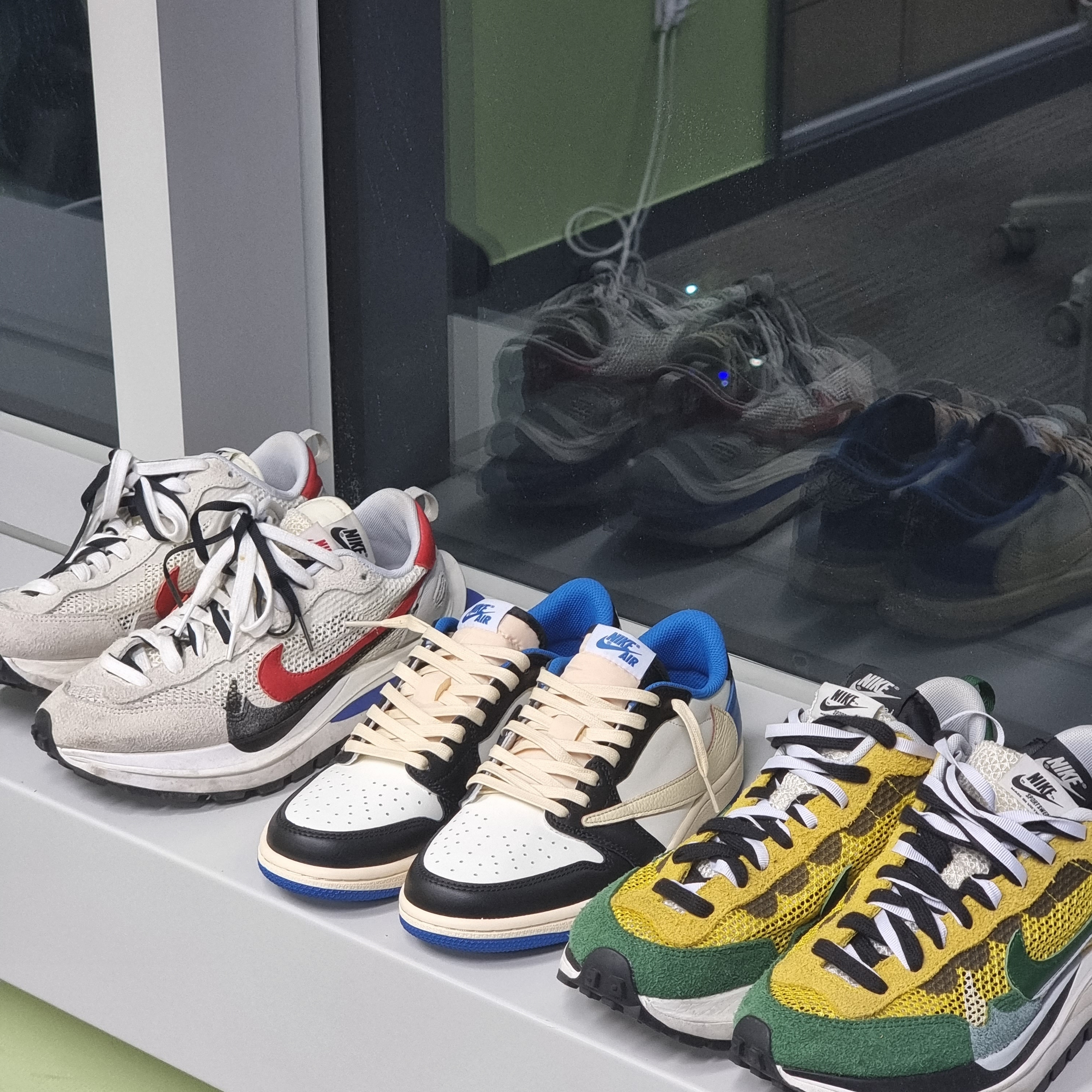 Jordan 1 x Travis Scott x Fragment Retro Low OG SP Military Blue, Nike x Sacai VaporWaffle Royal Fuchsia 착용 스타일 - 1