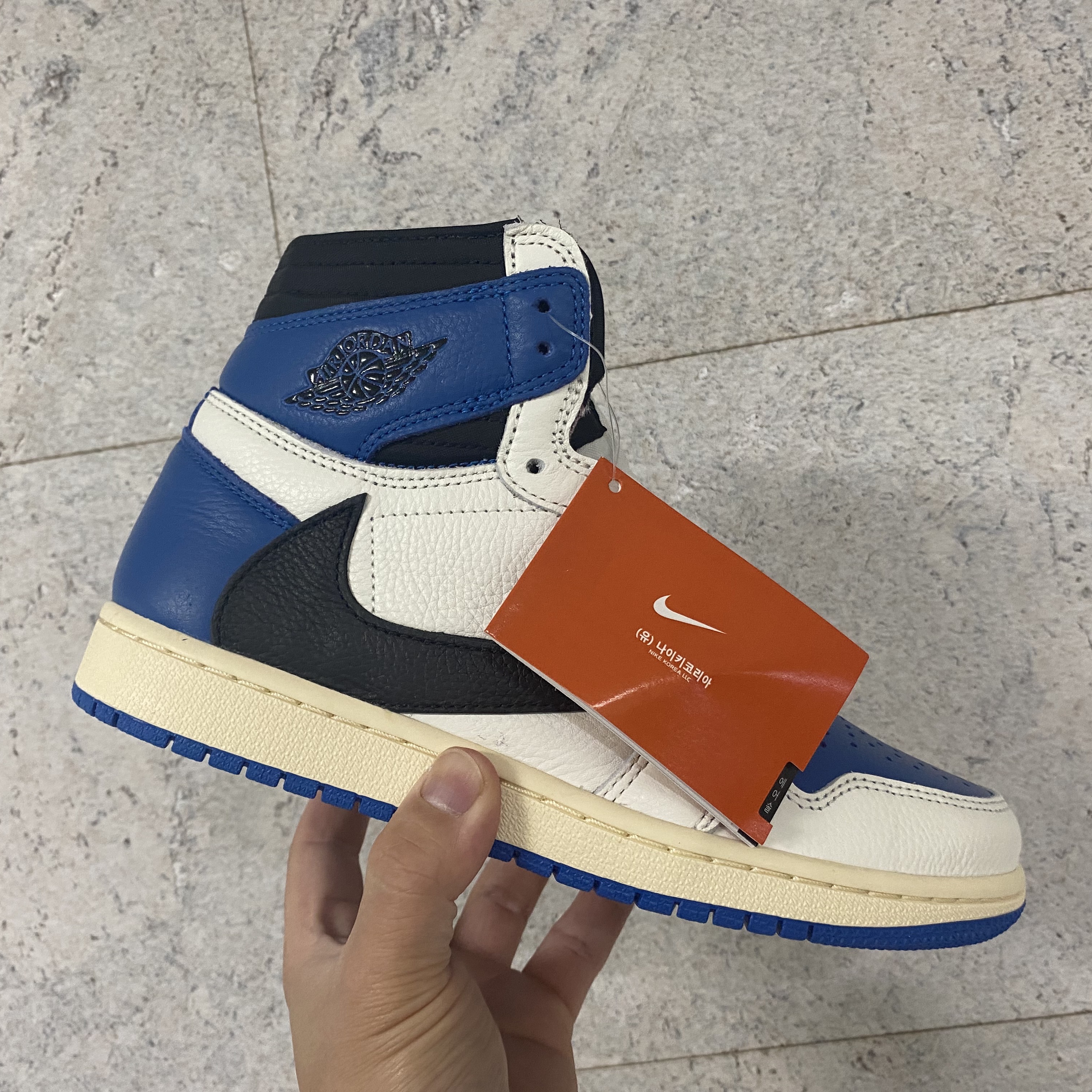 Jordan 1 x Travis Scott x Fragment Retro High OG SP Military Blue 착용 스타일 - 5