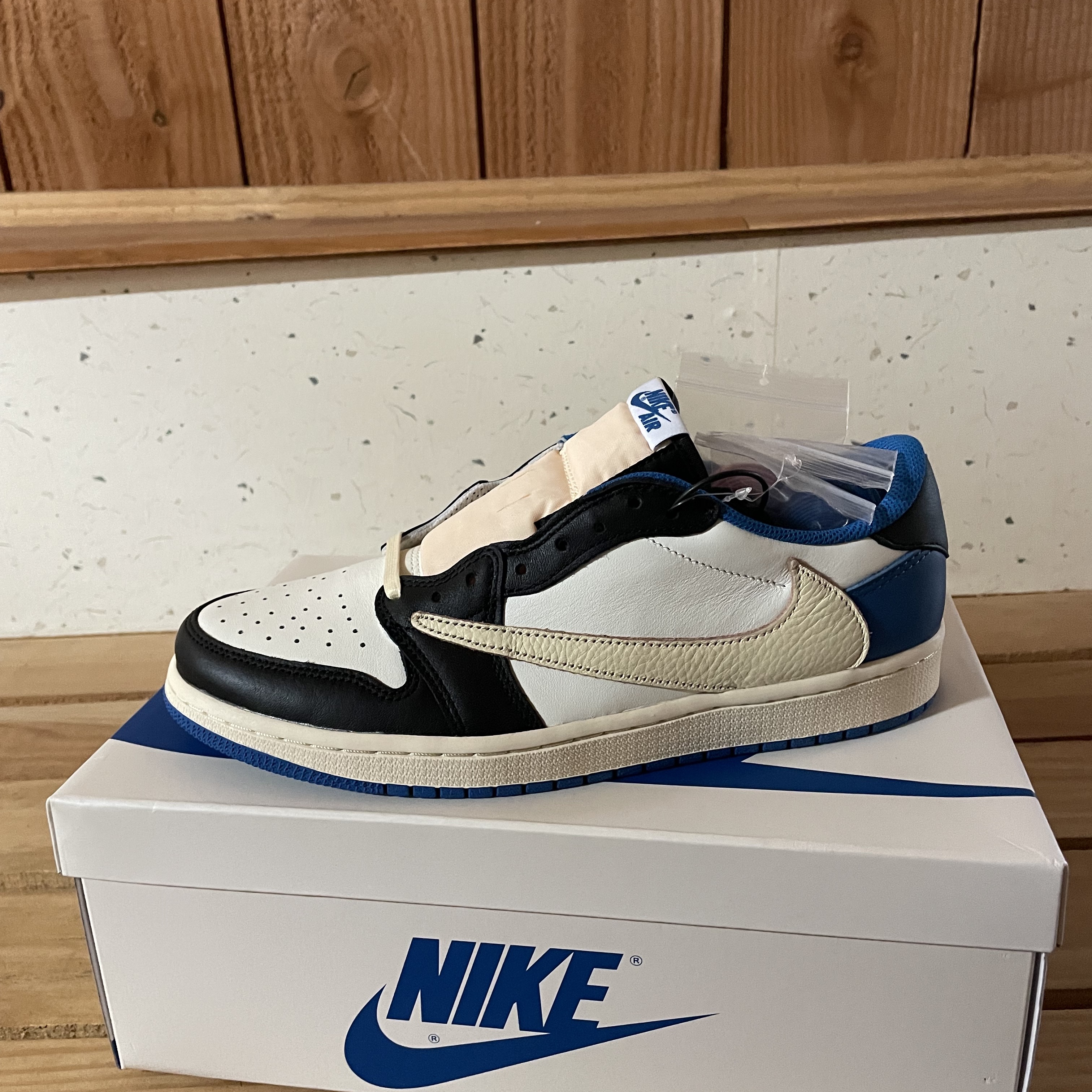 Jordan 1 x Travis Scott x Fragment Retro Low OG SP Military Blue 착용 스타일 - 2