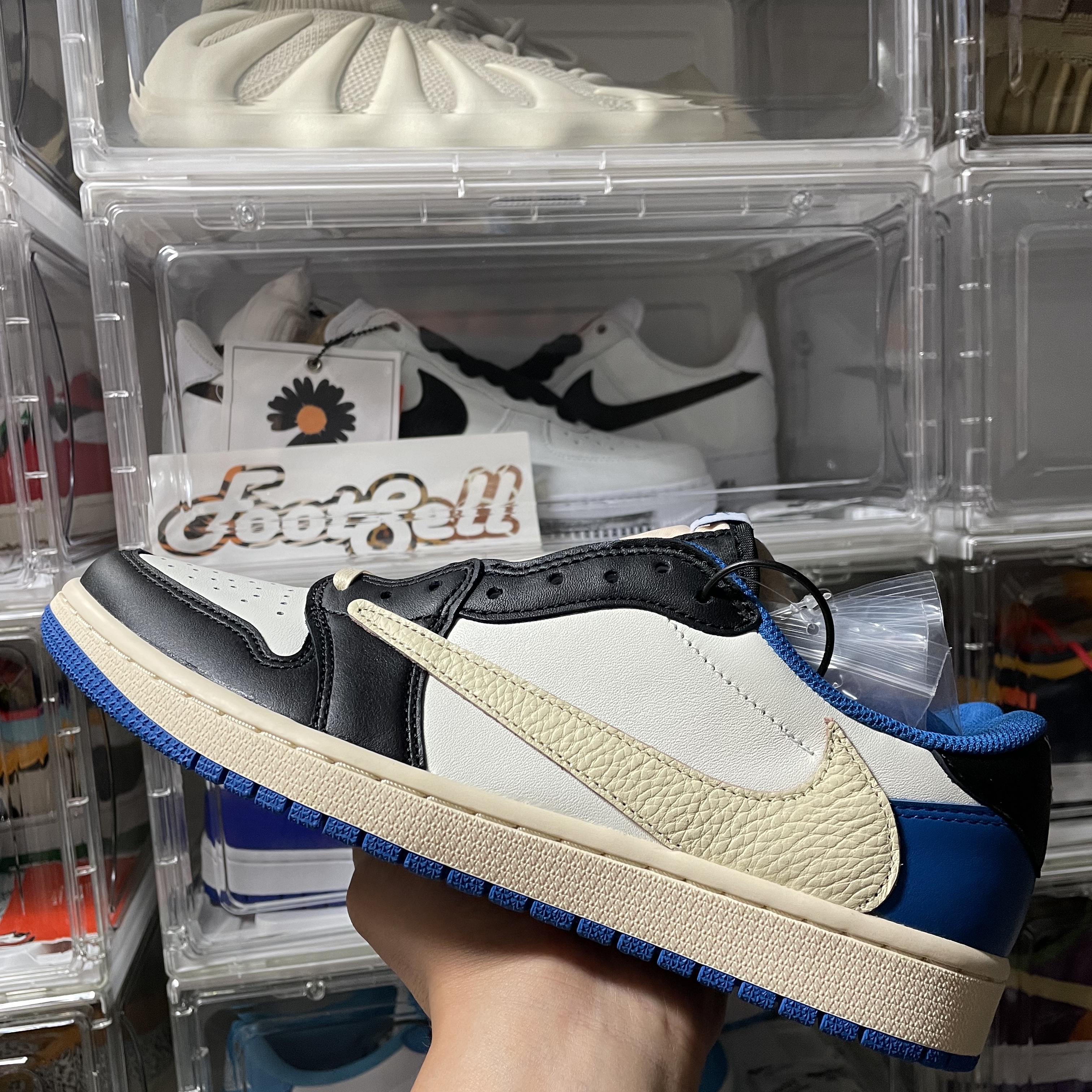 Jordan 1 x Travis Scott x Fragment Retro Low OG SP Military Blue 착용 스타일 - 1
