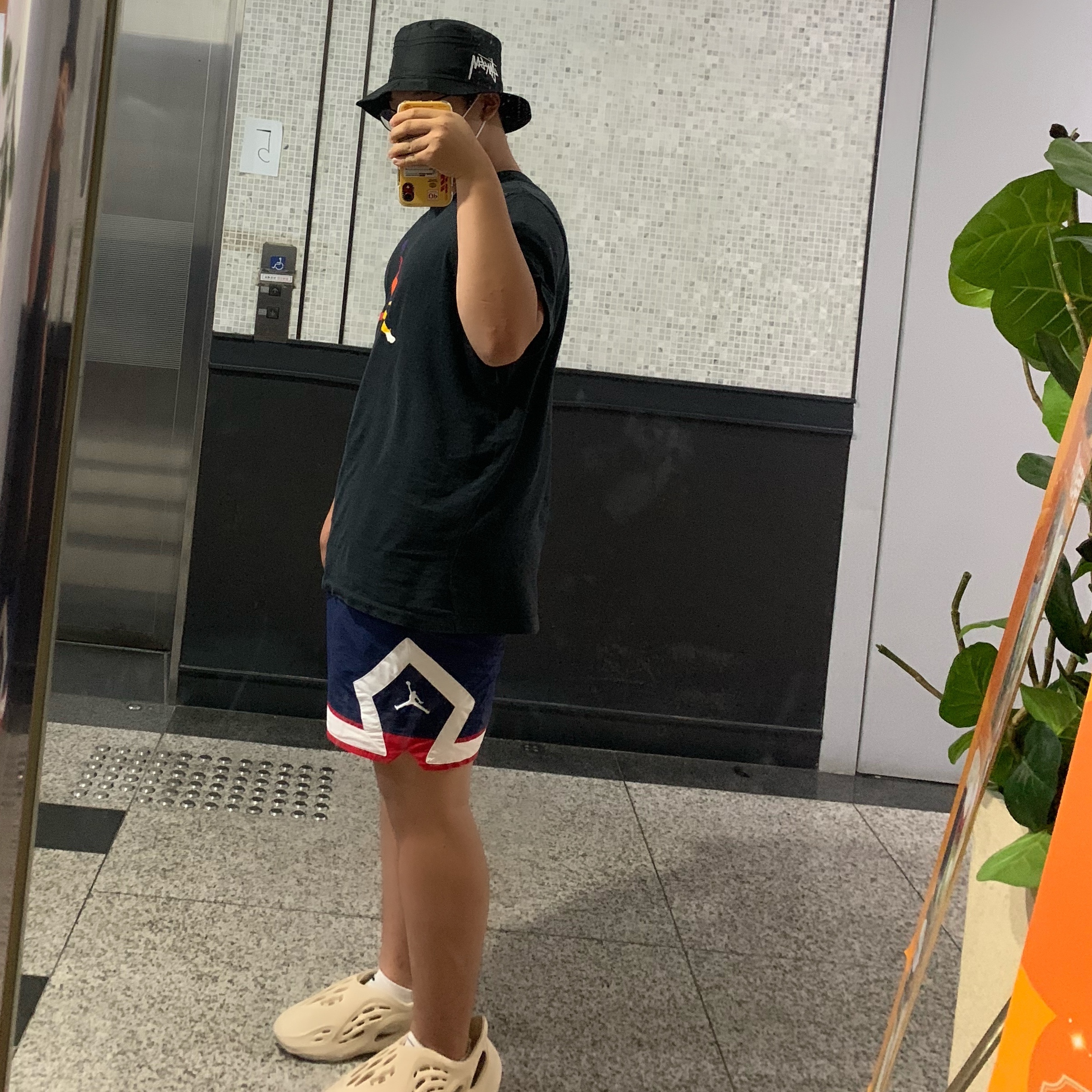 Adidas Yeezy Foam RNNR Ararat, Nike x Stussy Bucket Hat Black 착용 스타일