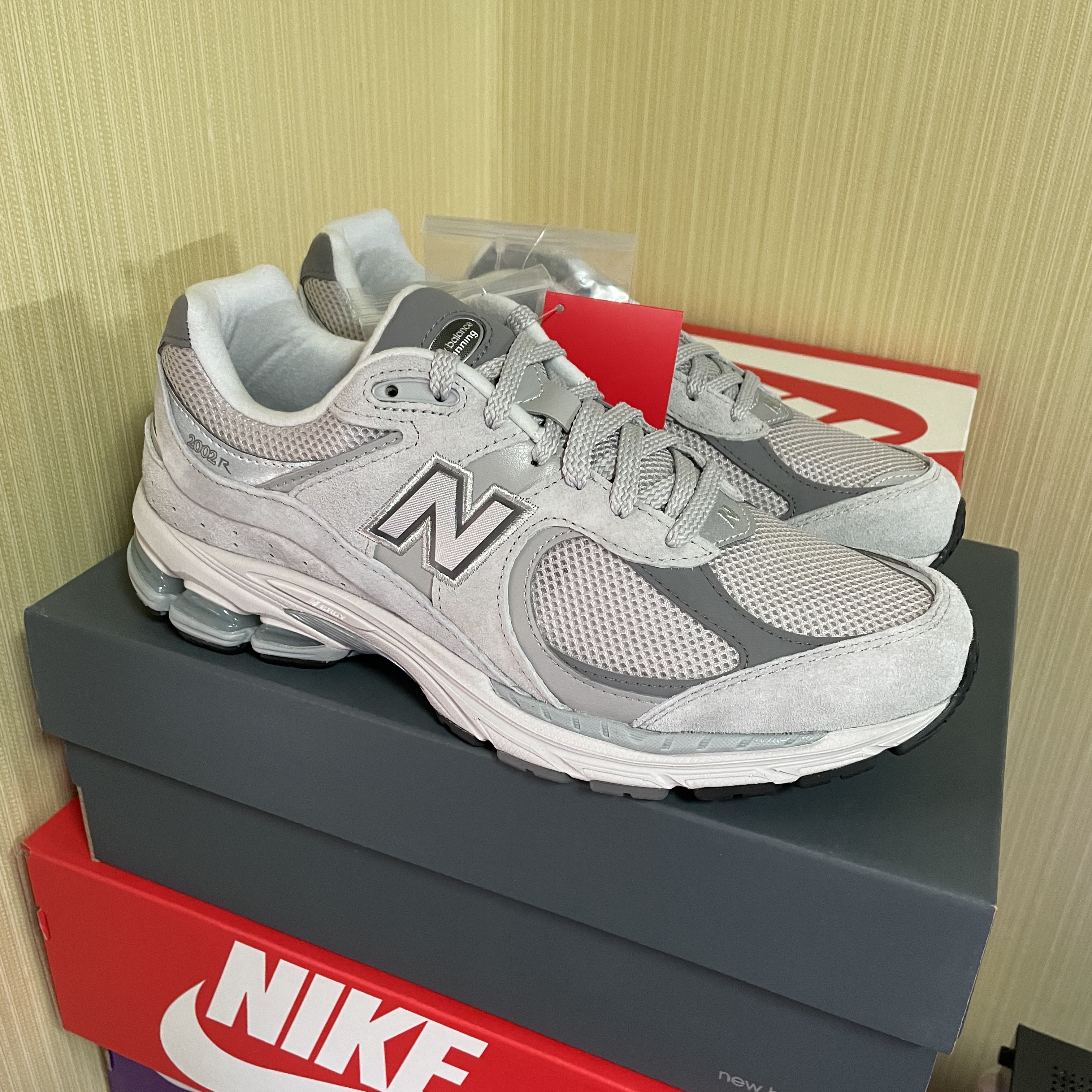 New Balance 2002R T2 Gray 착용 스타일 - 1