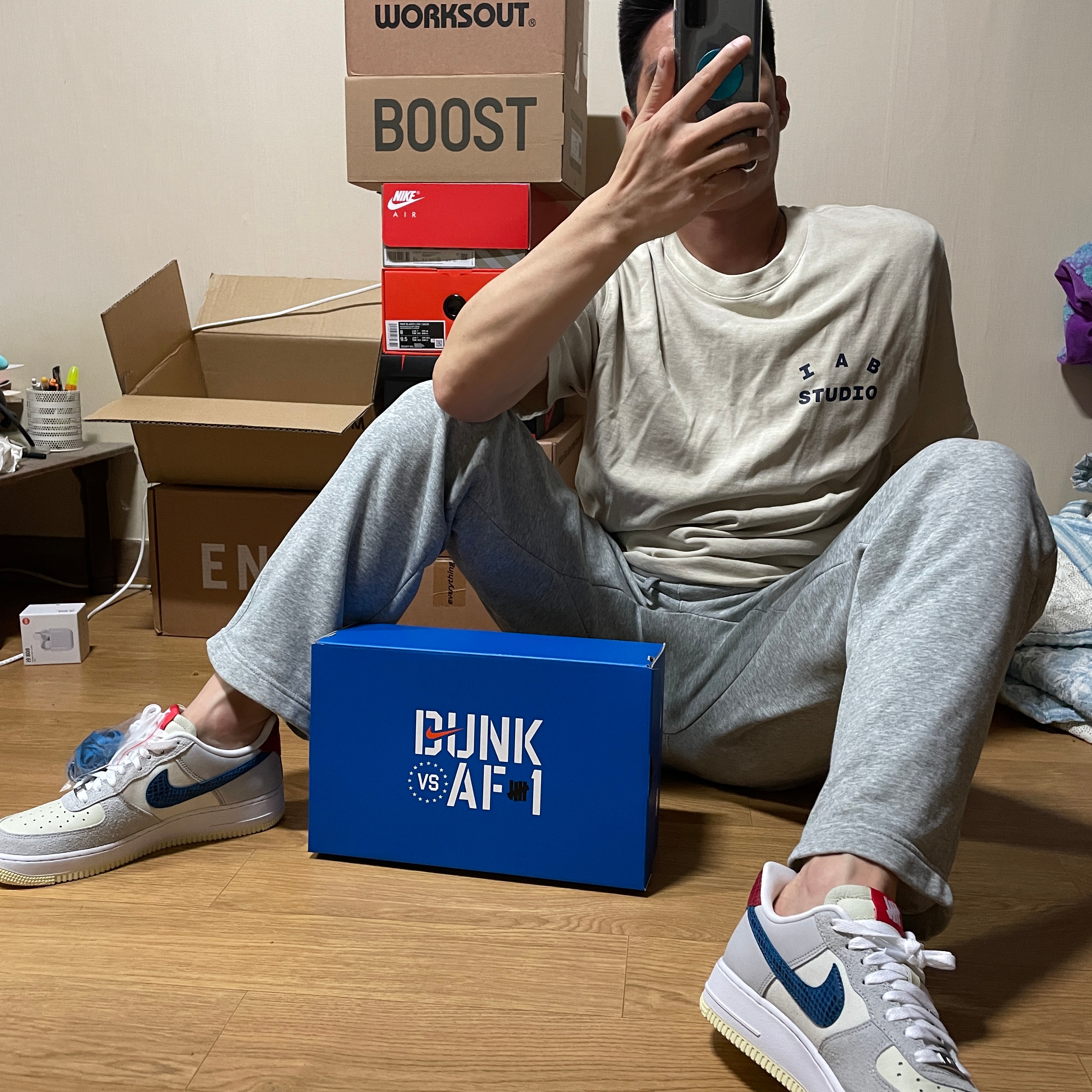IAB Studio Pigment T-Shirt Oatmeal, Nike x Undefeated Air Force 1 Low SP 5 On It 착용 스타일