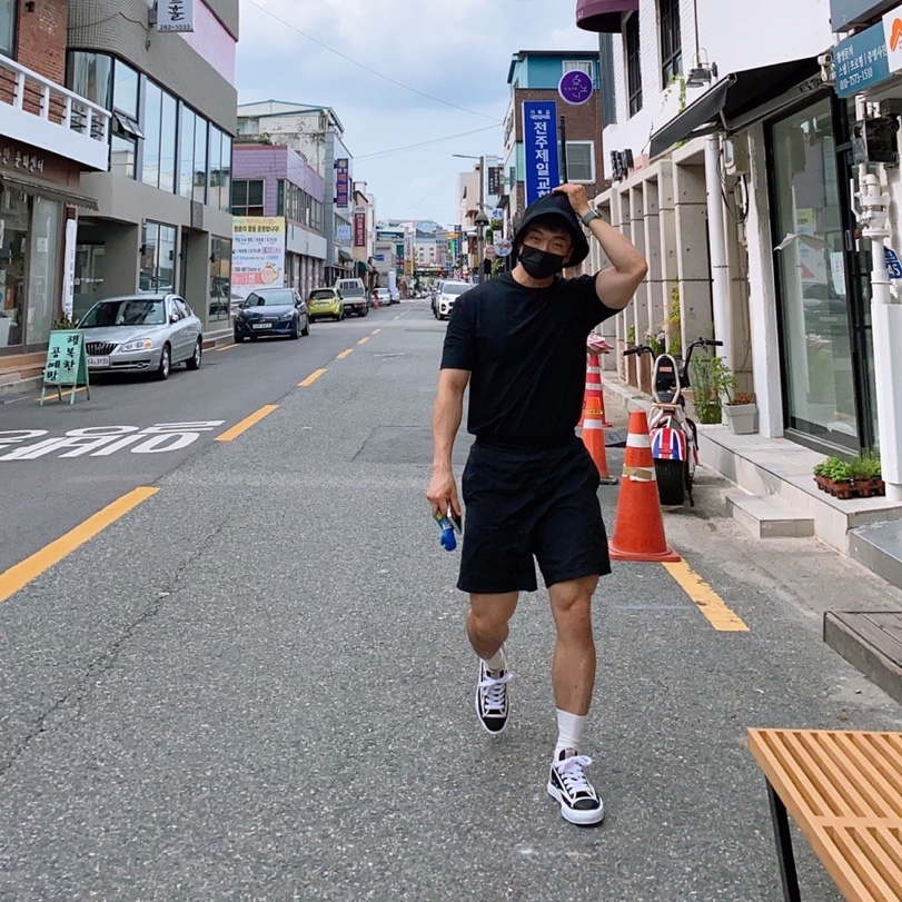 Maison Mihara Yasuhiro Peterson OG Sole Trick Detail Low Cut Sneakers Black 착용 스타일