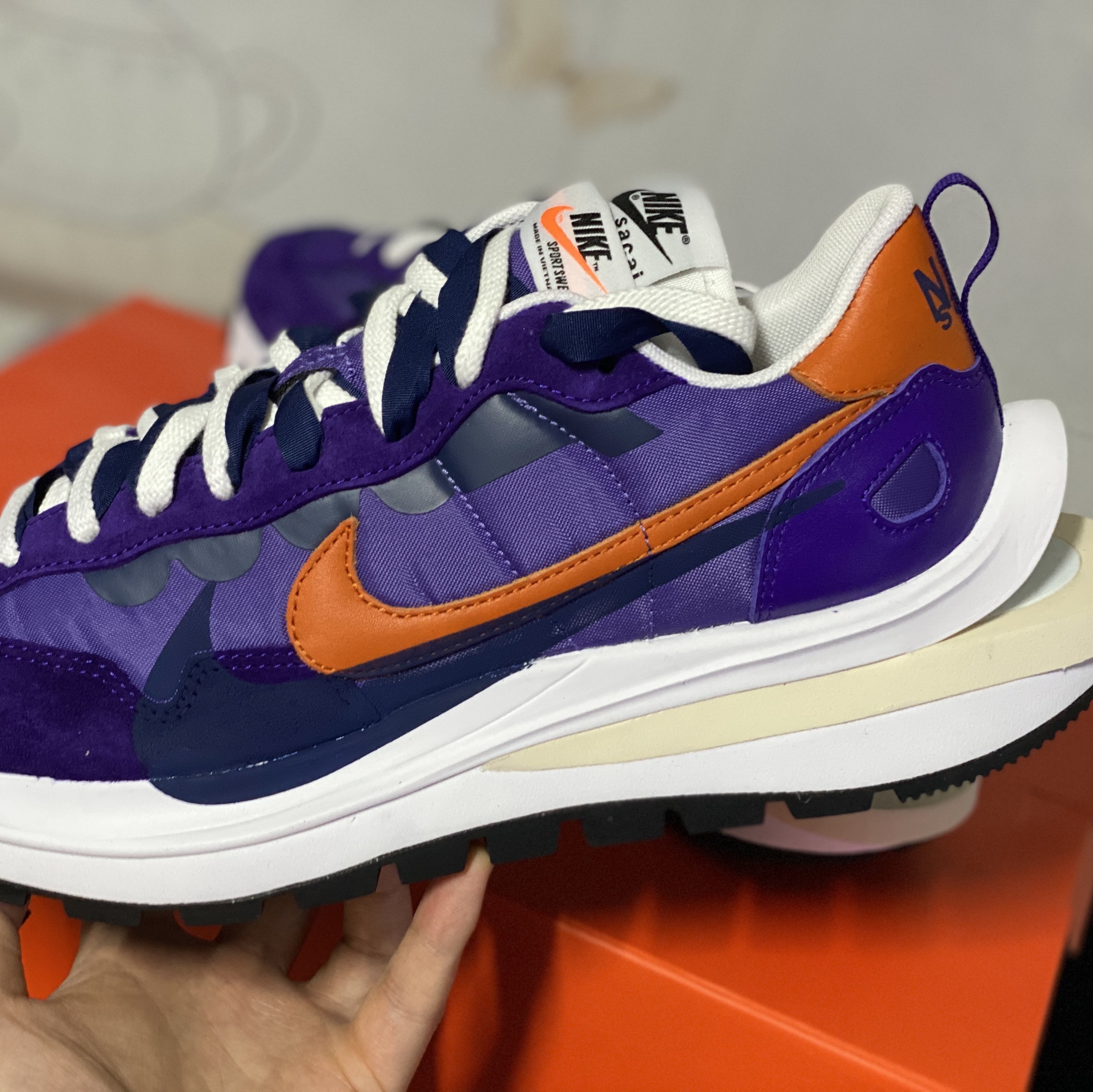 Nike x Sacai VaporWaffle Dark Iris 착용 스타일 - 2