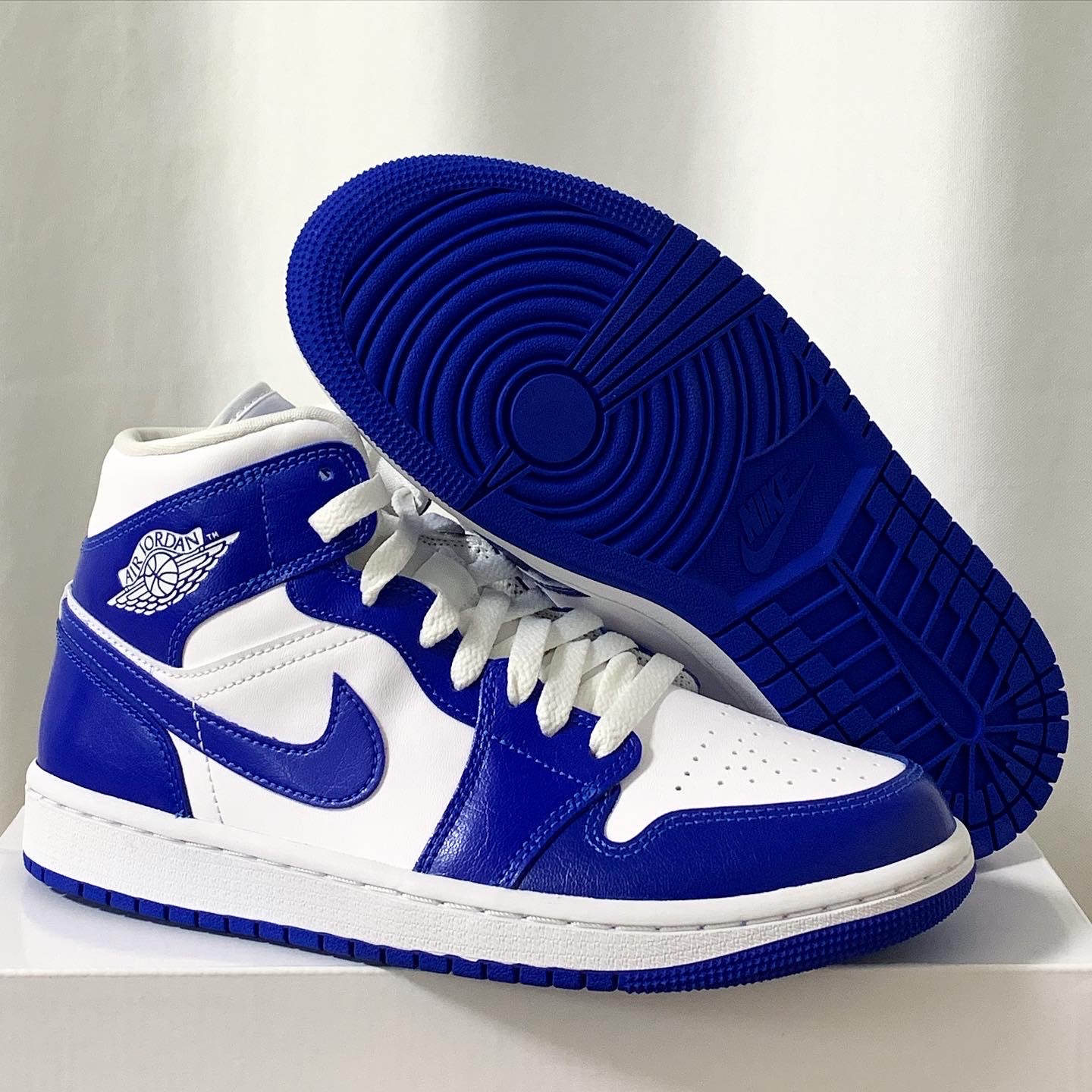(W) Jordan 1 Mid White Hyper Royal 착용 스타일 - 2