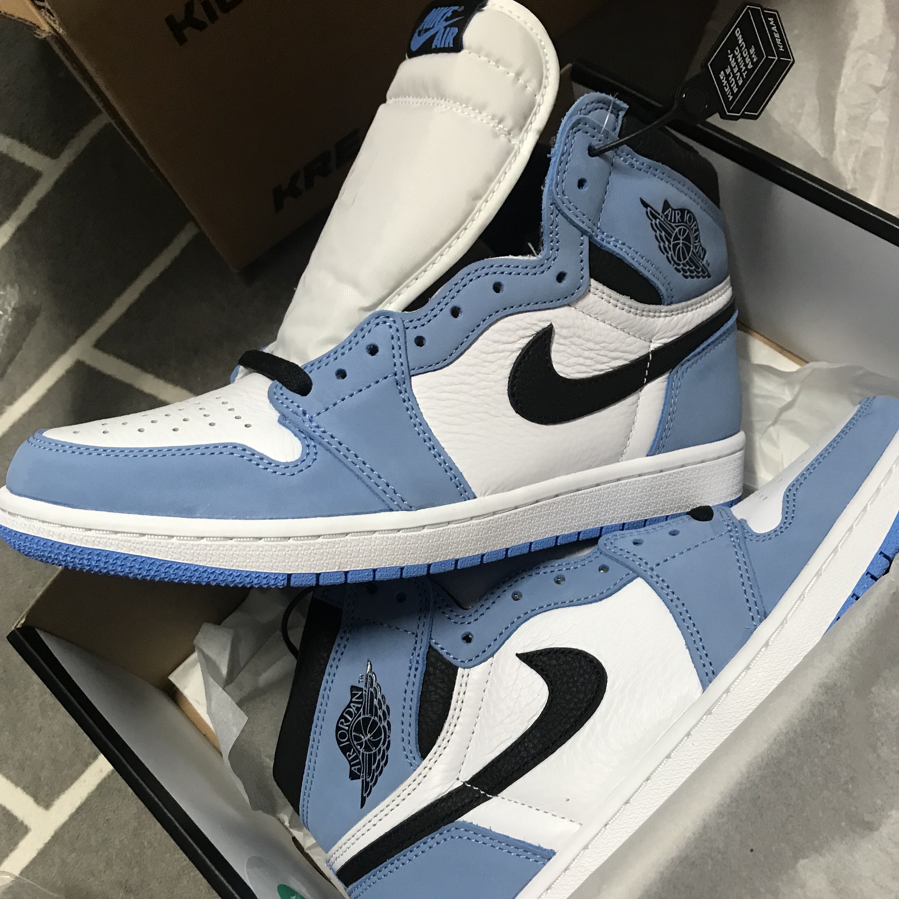 Jordan 1 Retro High OG University Blue 착용 스타일 - 4