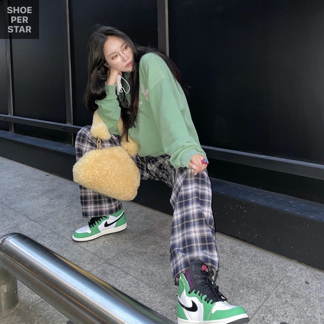 (W) Jordan 1 Retro High OG Lucky Green, (W) Nike Dunk Low Photon Dust 착용 스타일 - 1