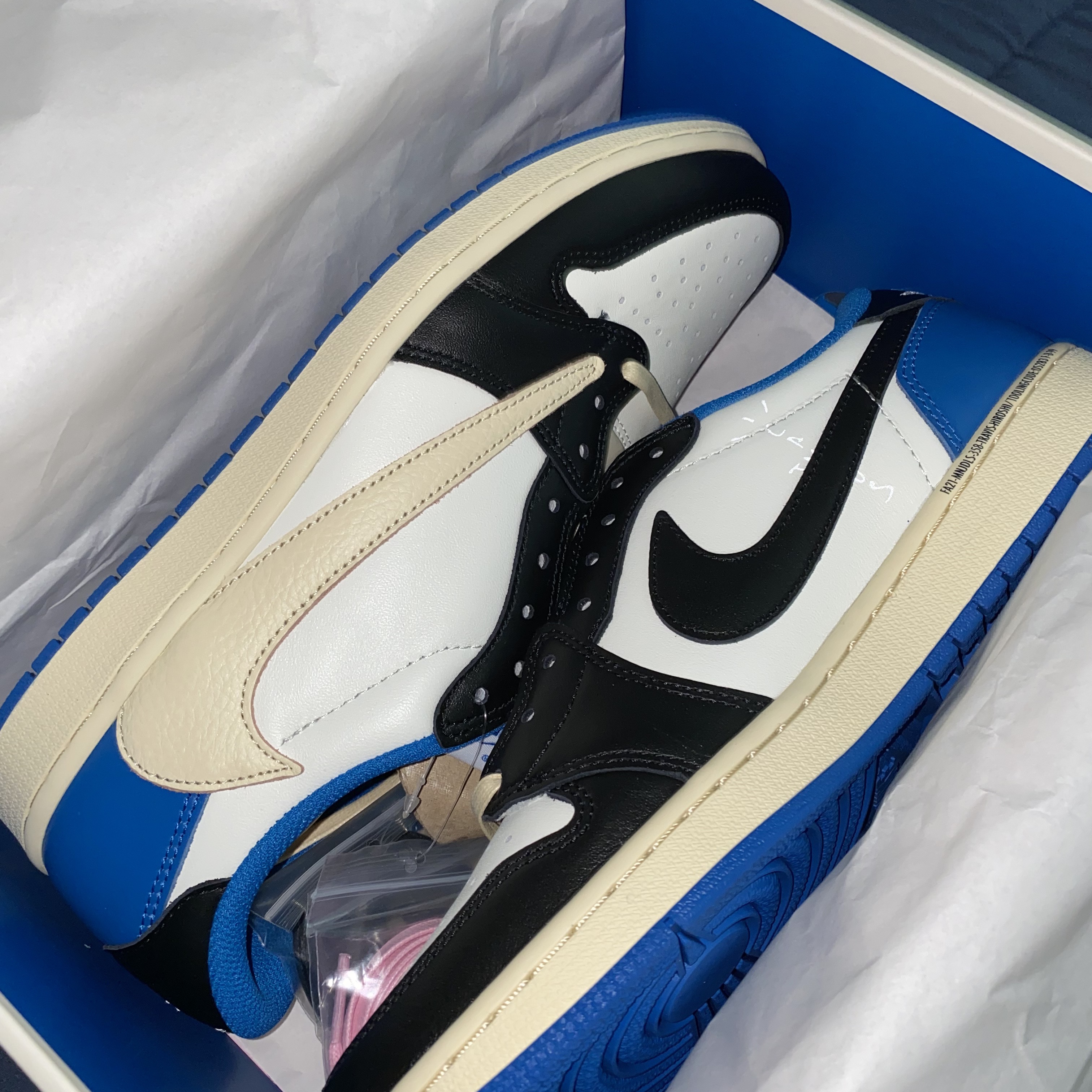Jordan 1 x Travis Scott x Fragment Retro Low OG SP Military Blue 착용 스타일 - 1