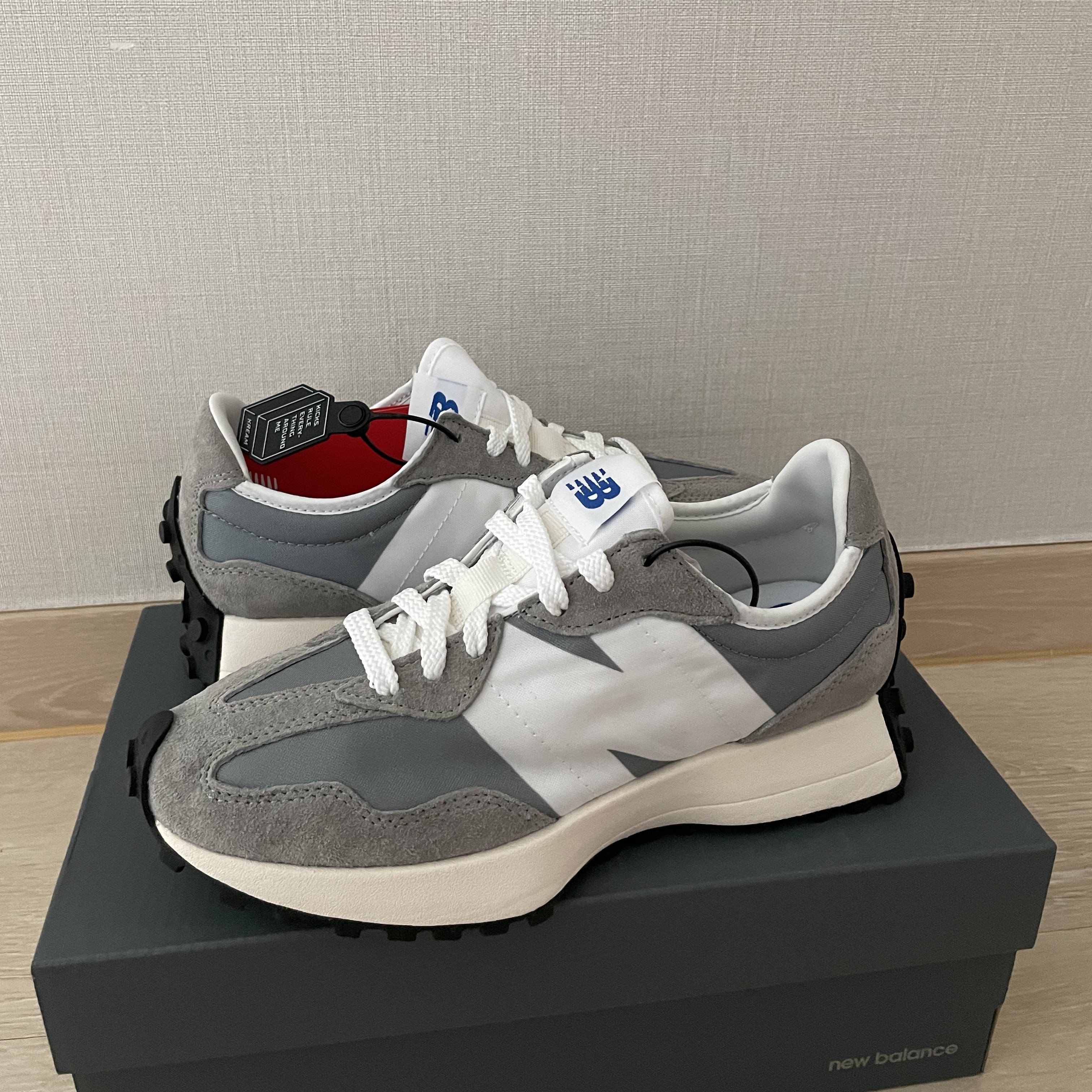 New Balance 327 Grey 착용 스타일