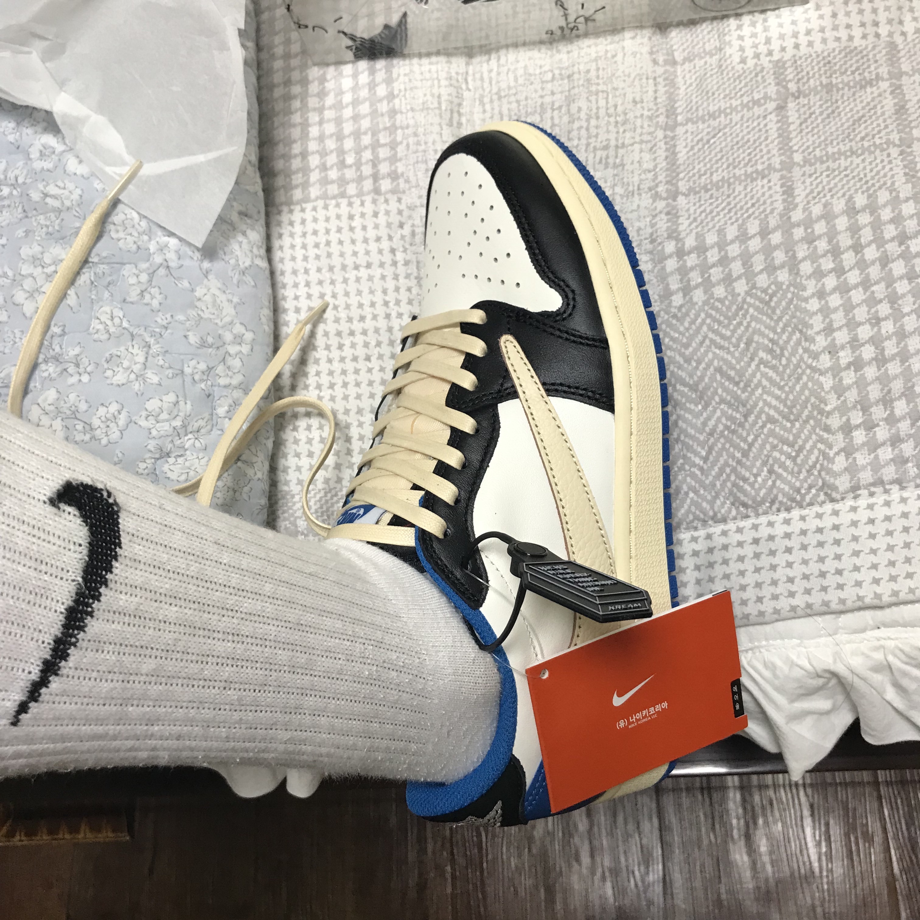Jordan 1 x Travis Scott x Fragment Retro Low OG SP Military Blue 착용 스타일 - 1