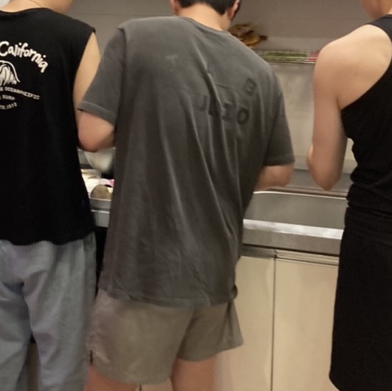 IAB Studio Pigment T-Shirt Black, IAB Studio Woven Shorts Gray 착용 스타일