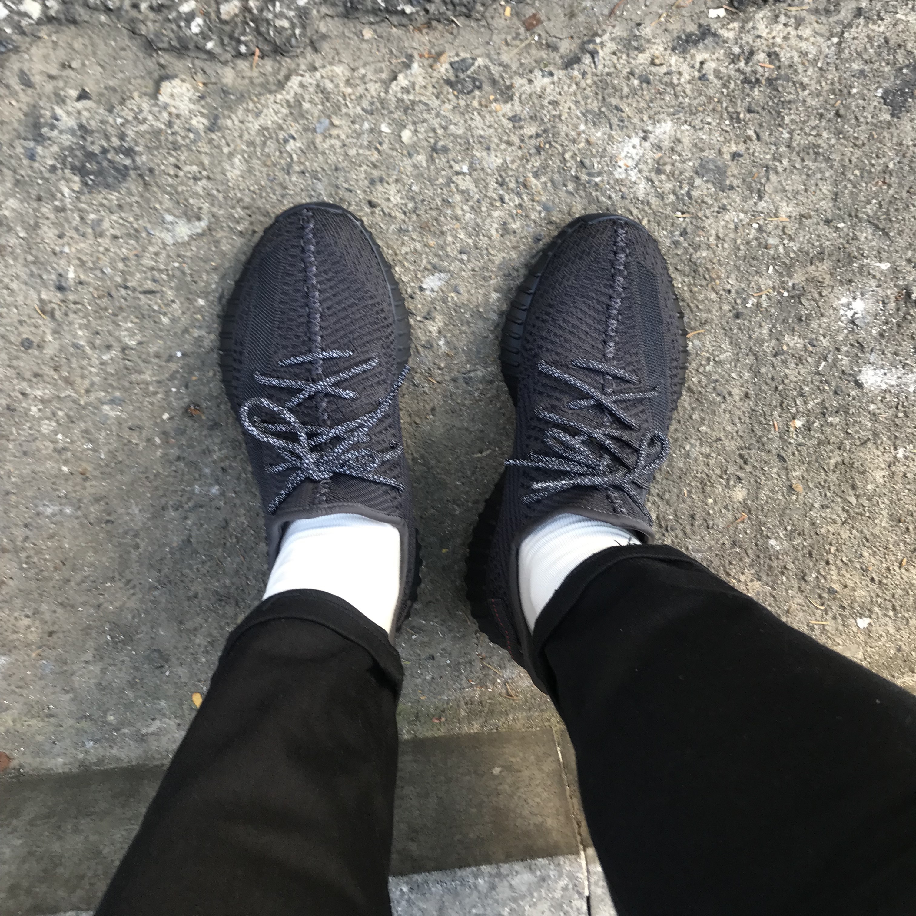 Adidas Yeezy Boost 350 V2 Black - Non-Reflective 착용 스타일