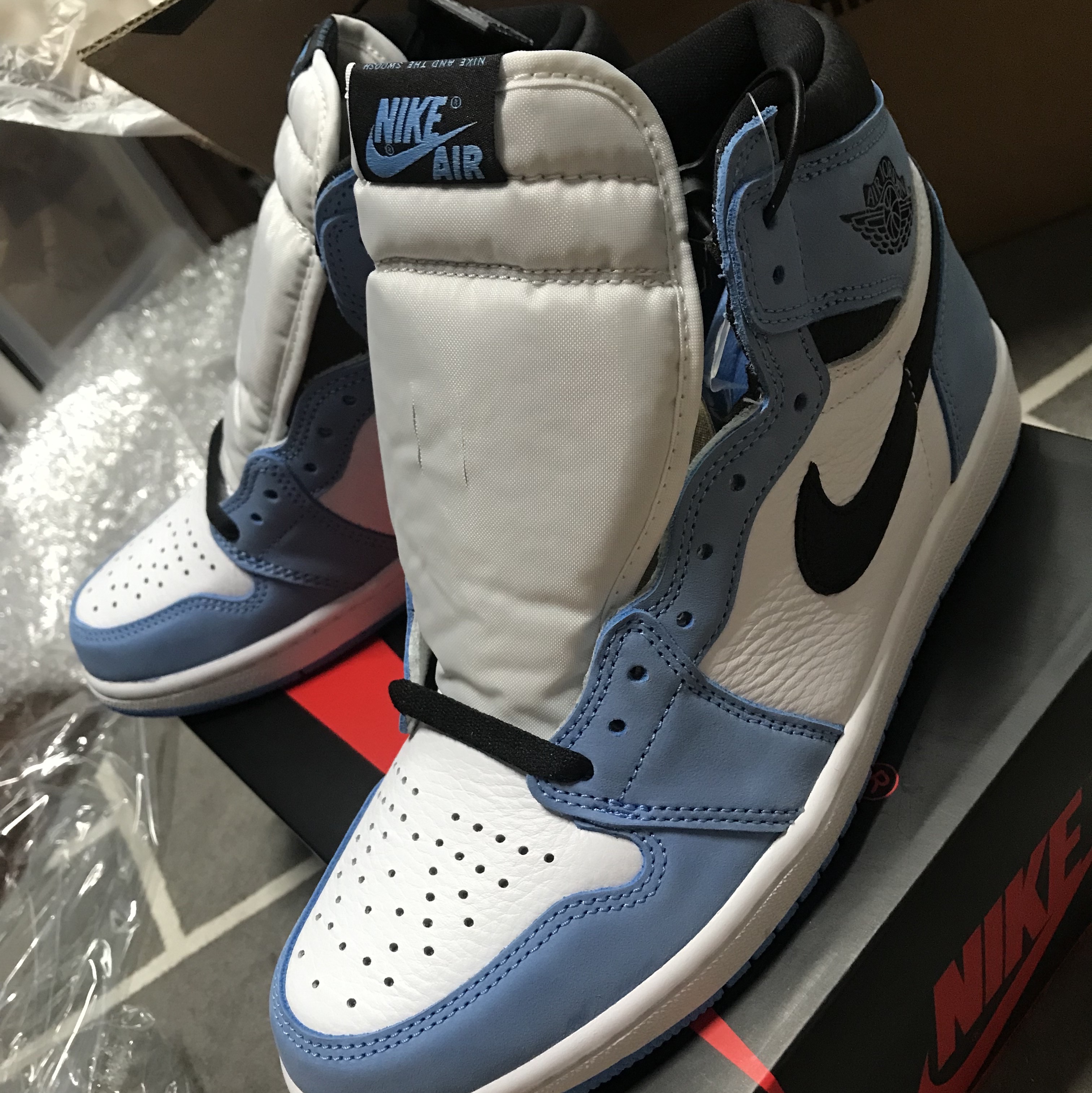 Jordan 1 Retro High OG University Blue 착용 스타일 - 3