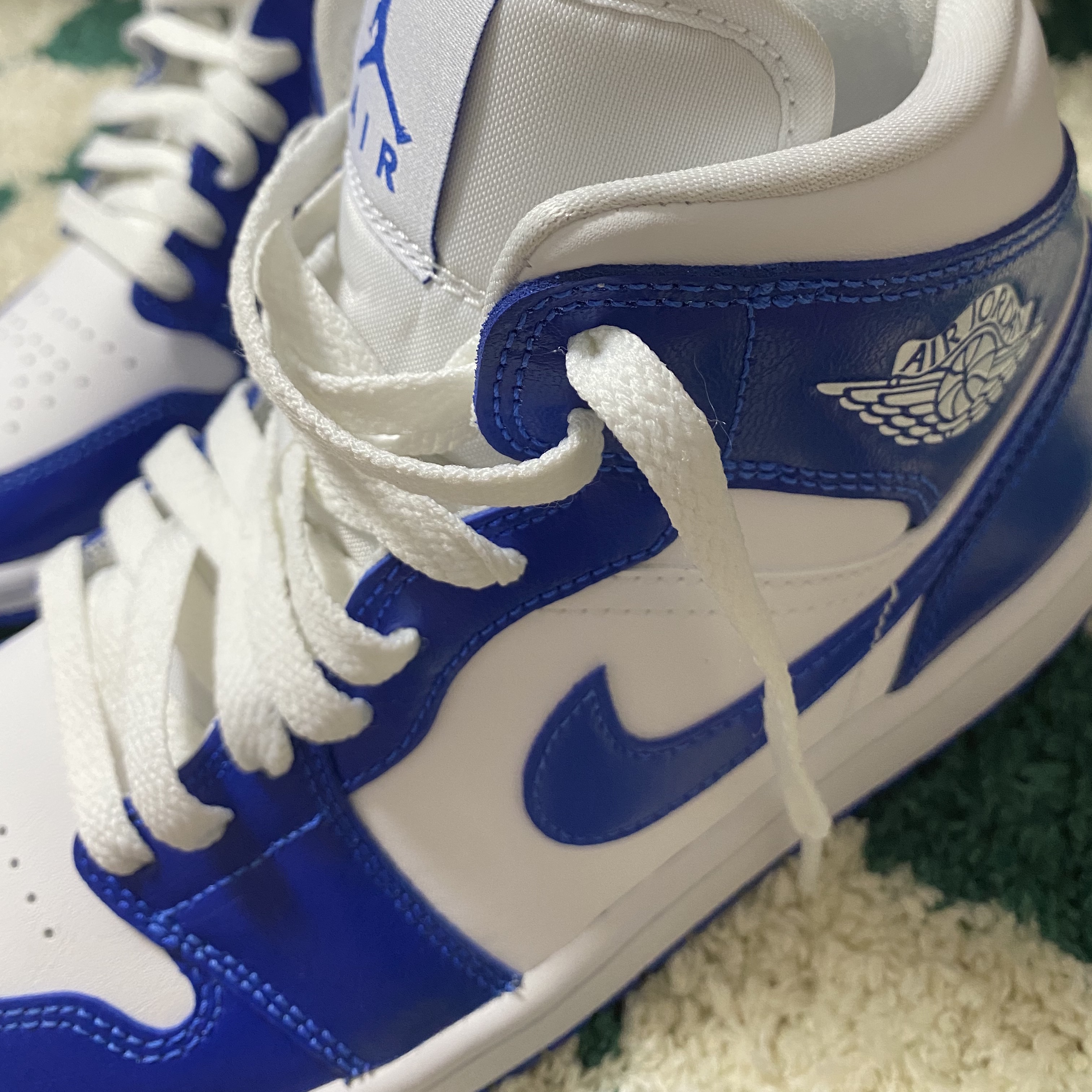 (W) Jordan 1 Mid White Hyper Royal 착용 스타일
