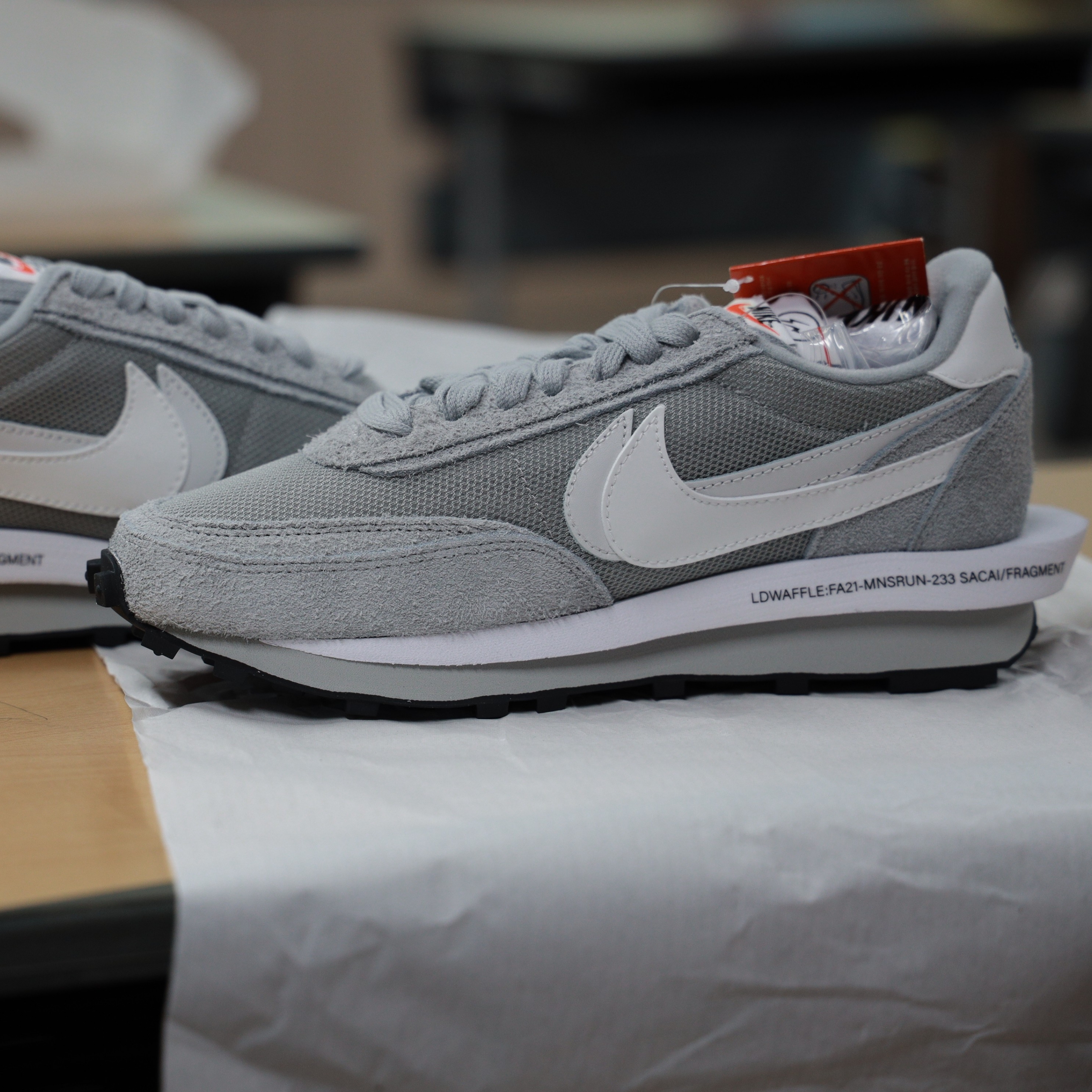 Nike x Sacai x Fragment LDWaffle Light Smoke Grey 착용 스타일 - 3