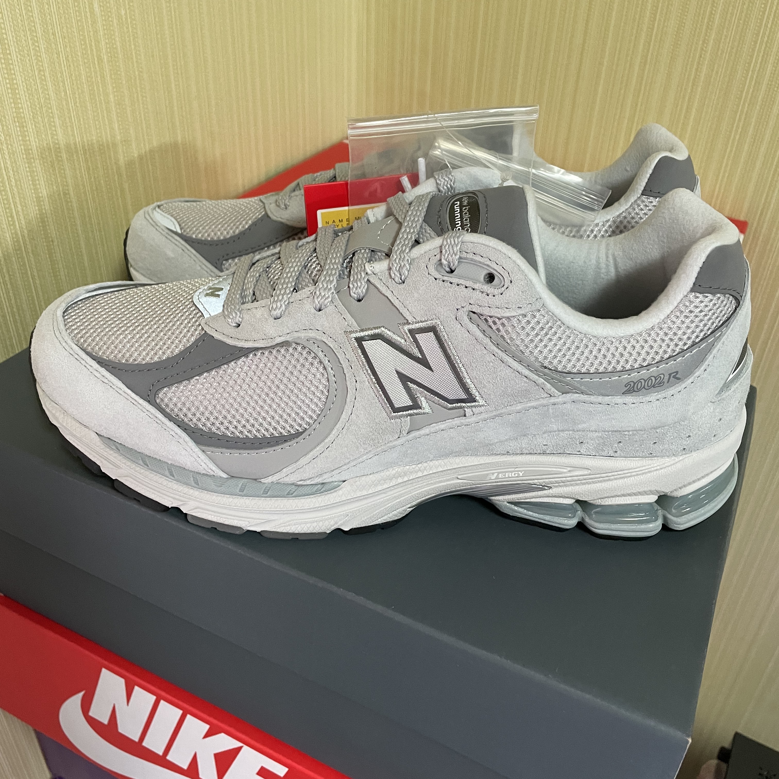 New Balance 2002R T2 Gray 착용 스타일 - 3