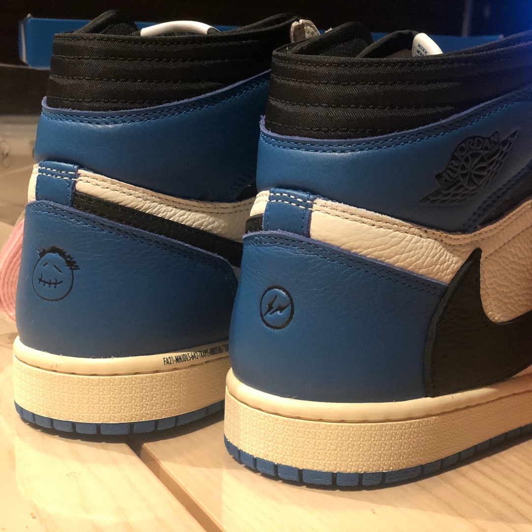 Jordan 1 x Travis Scott x Fragment Retro High OG SP Military Blue 착용 스타일