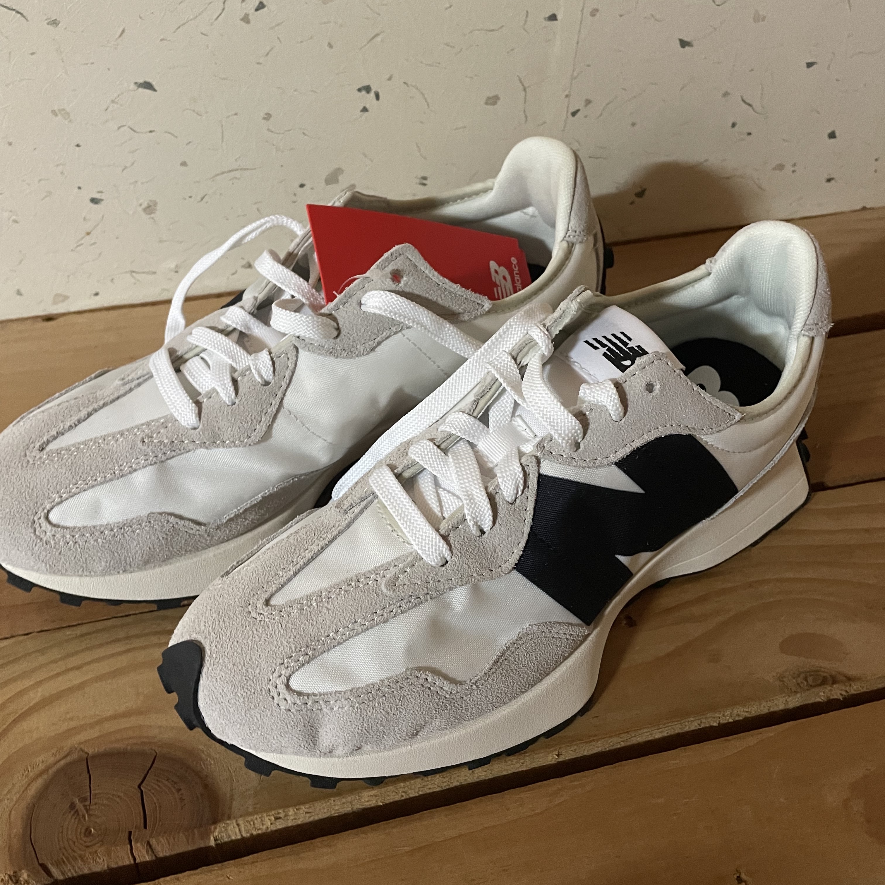 New Balance 327 White Black 착용 스타일