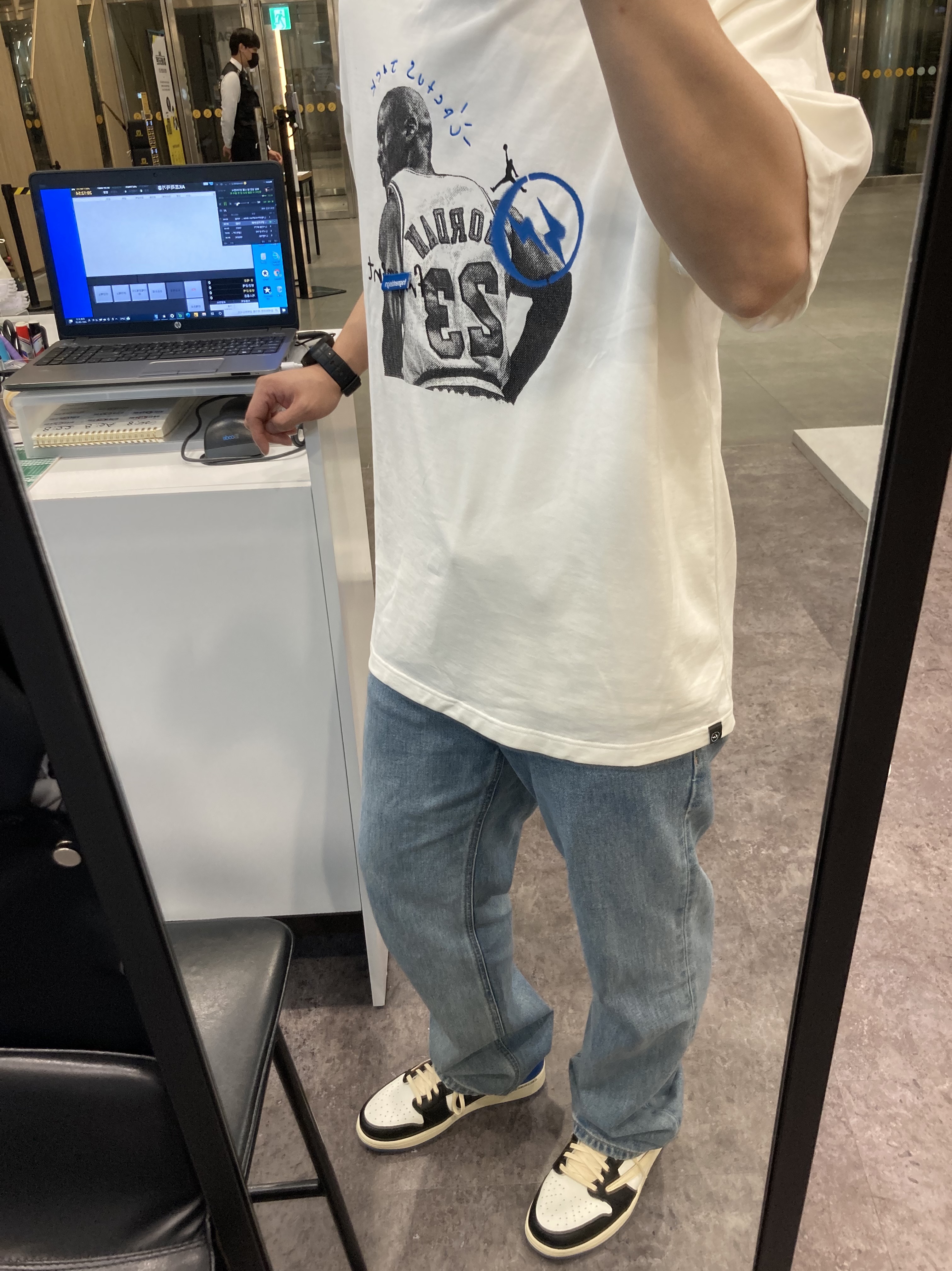 Jordan 1 x Travis Scott x Fragment Retro Low OG SP Military Blue, Jordan x Travis Scott x Fragment T-Shirt Sail (DJ0619-133) 착용 스타일