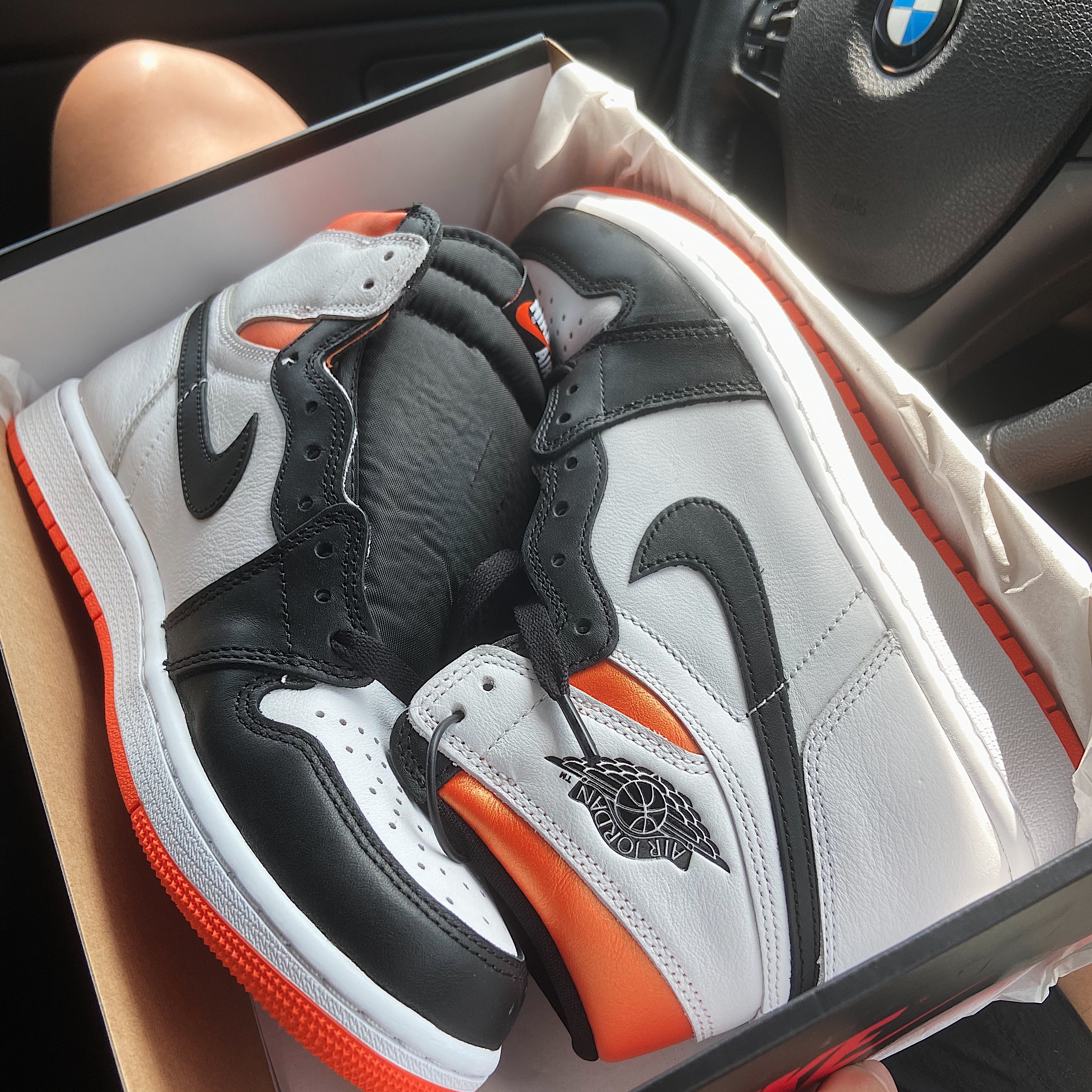 Jordan 1 Retro High OG Electro Orange 착용 스타일