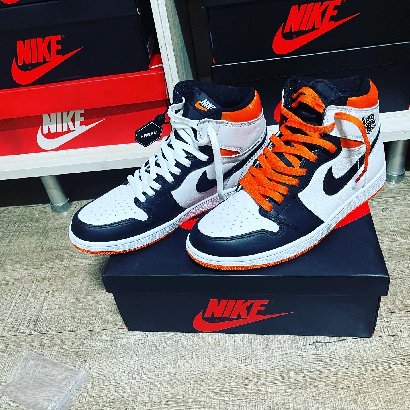 Jordan 1 Retro High OG Electro Orange 착용 스타일 - 1