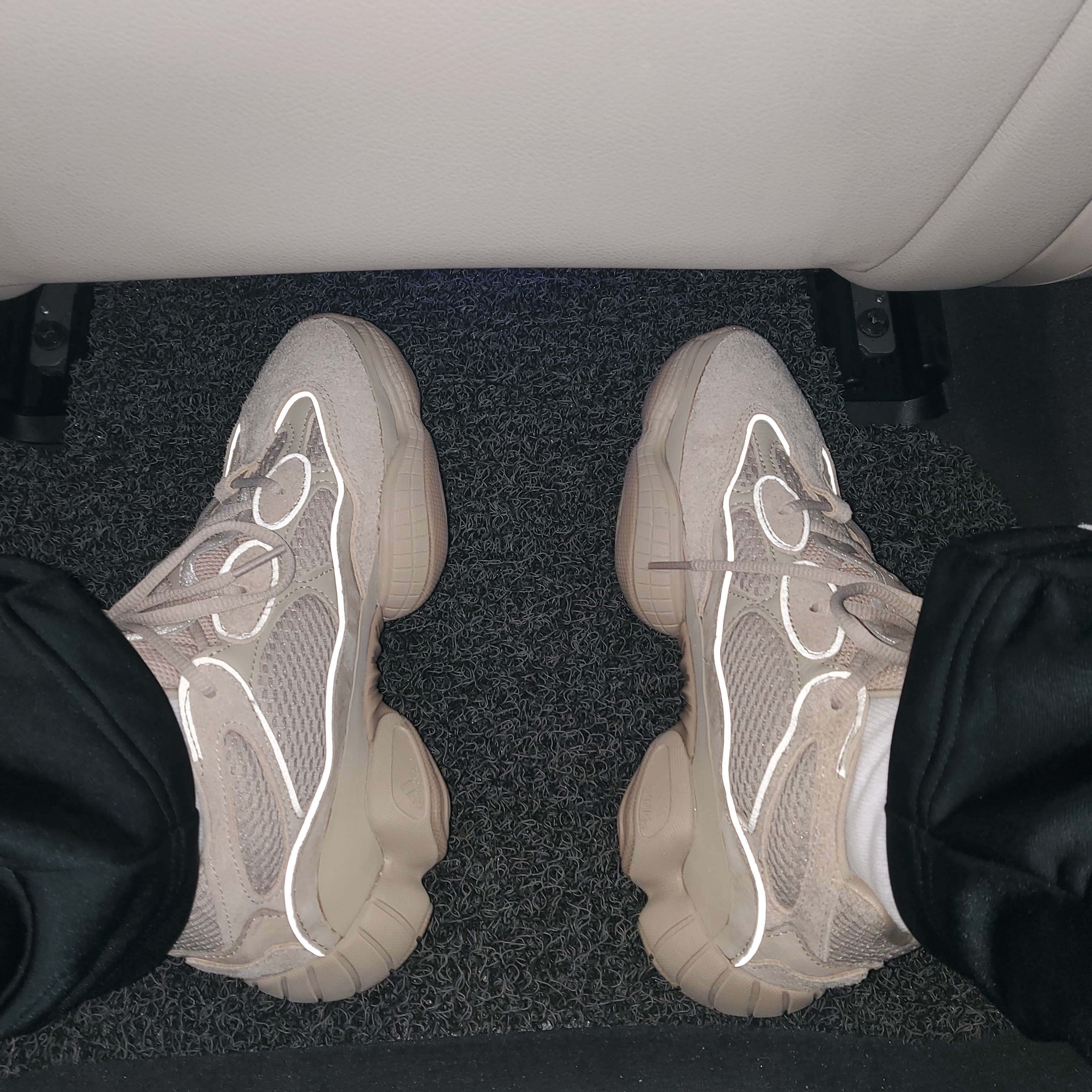 Adidas Yeezy 500 Taupe Light 착용 스타일