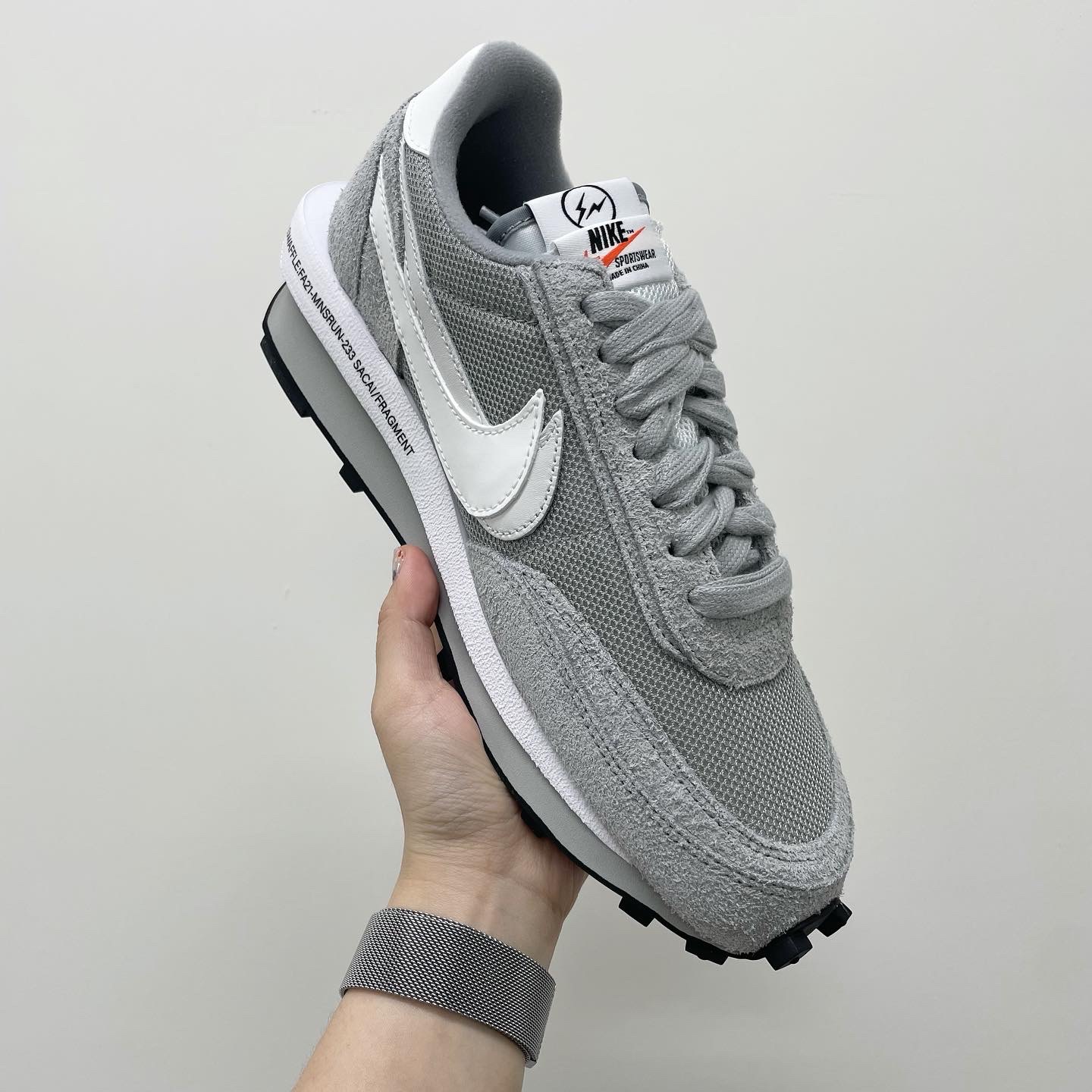 Nike x Sacai x Fragment LDWaffle Light Smoke Grey 착용 스타일 - 4