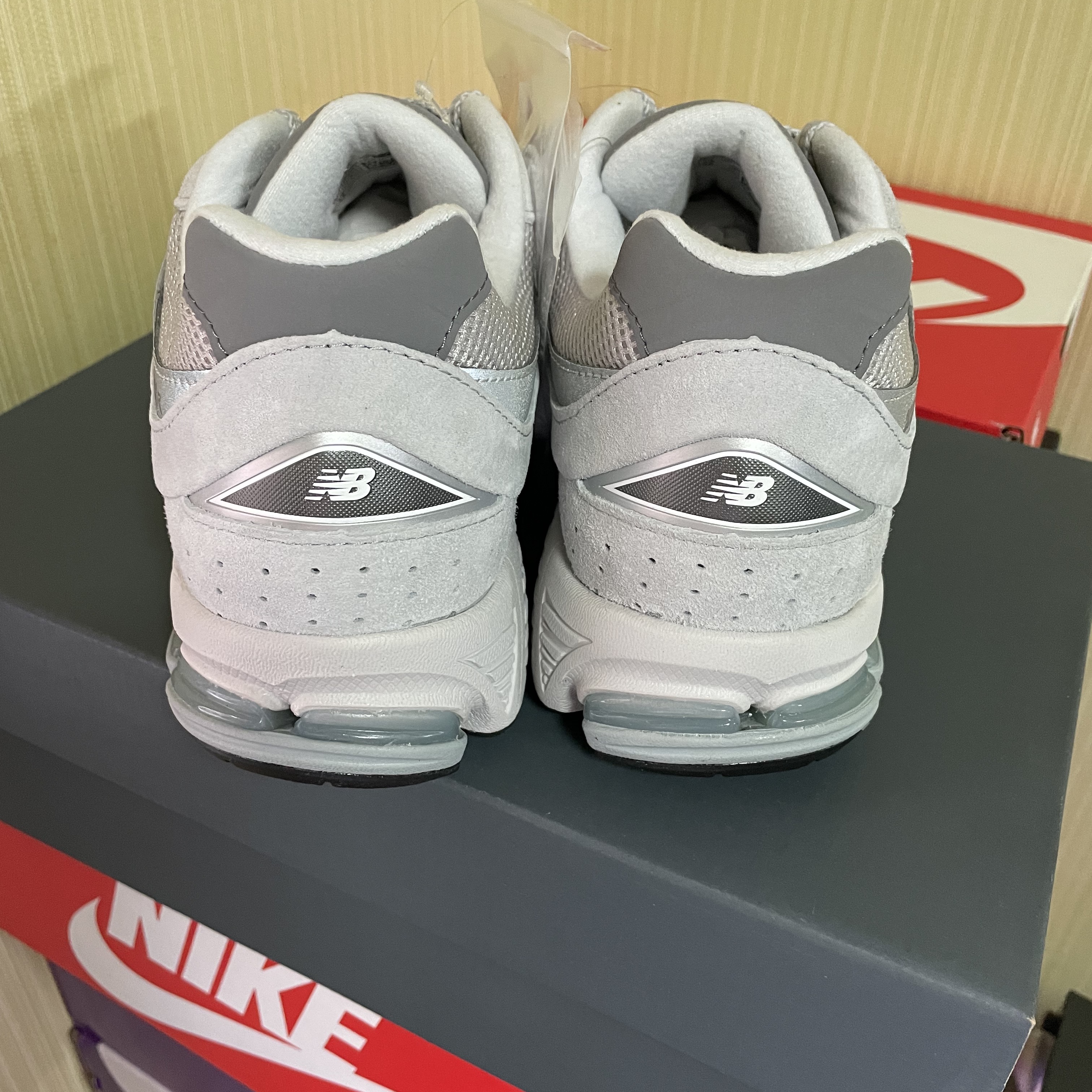 New Balance 2002R T2 Gray 착용 스타일 - 2
