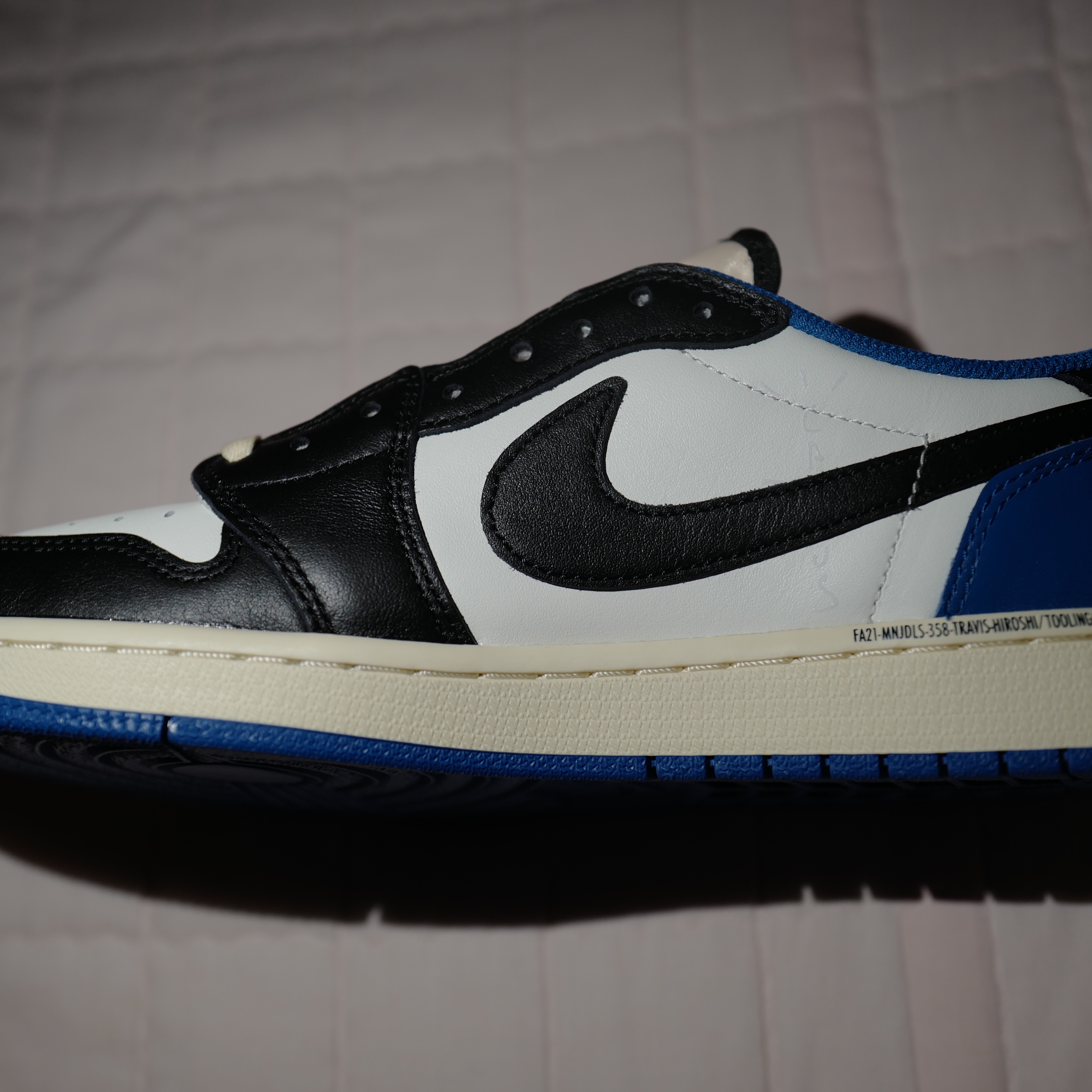 Jordan 1 x Travis Scott x Fragment Retro Low OG SP Military Blue 착용 스타일 - 4